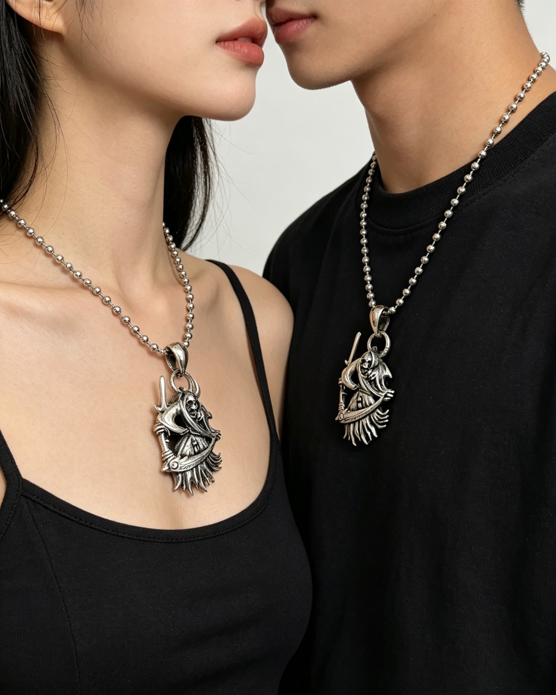 Chrome Hearts 克罗心死神吊坠项链 暗黑镰刀造型雕刻精湛 做旧质感拉满 圆珠链加持 哥特朋克风拉满