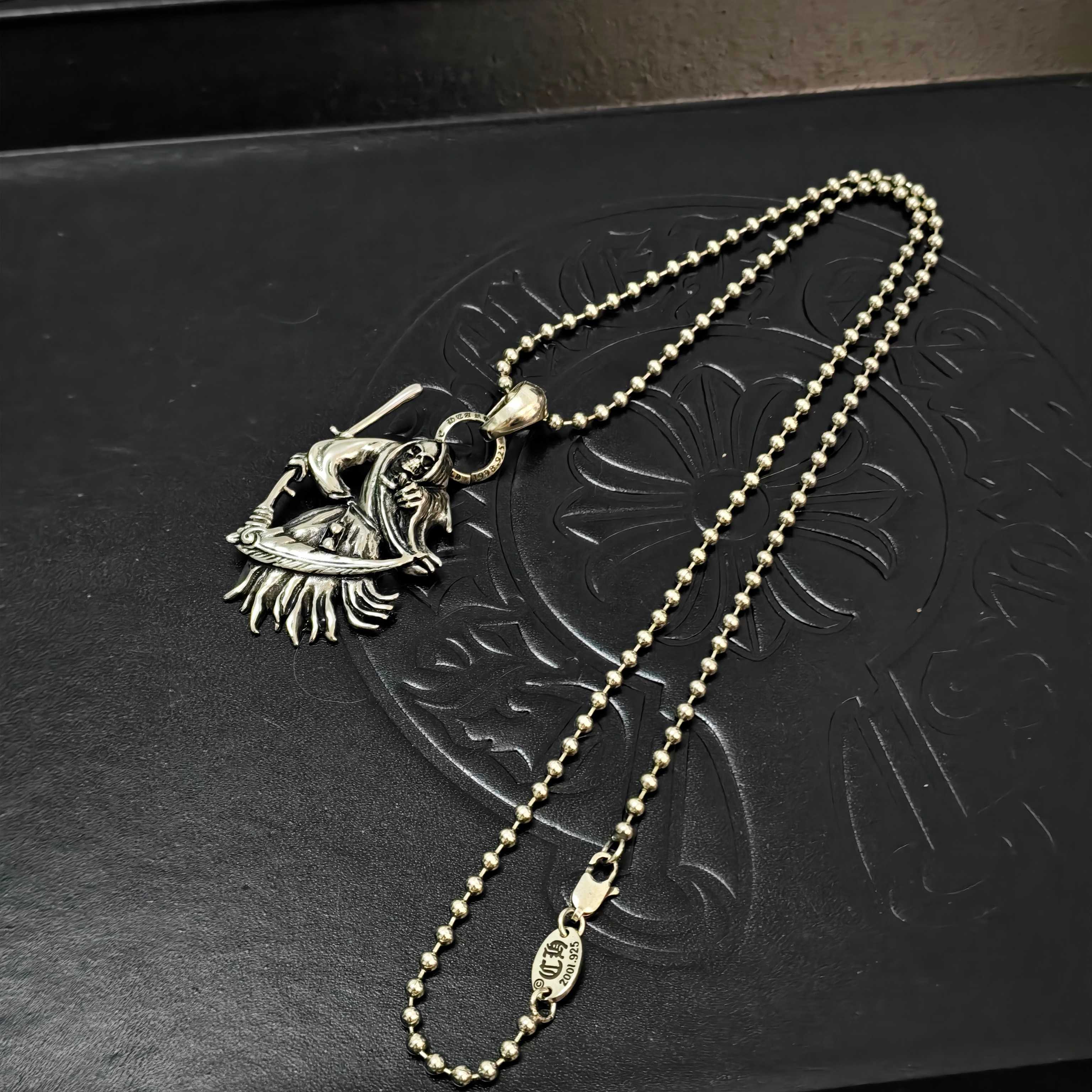 Chrome Hearts 克罗心死神吊坠项链 暗黑镰刀造型雕刻精湛 做旧质感拉满 圆珠链加持 哥特朋克风拉满