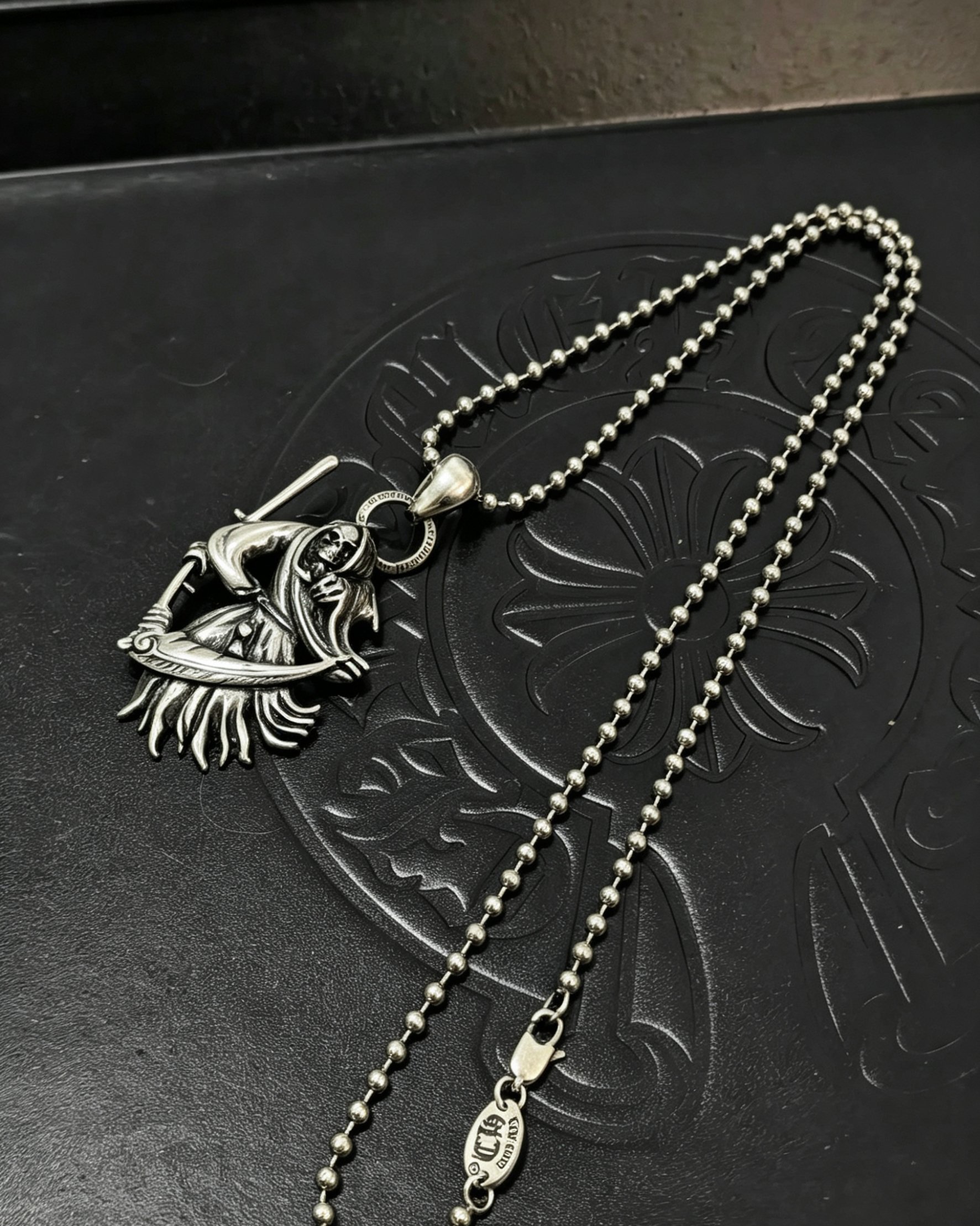 Chrome Hearts 克罗心死神吊坠项链 暗黑镰刀造型雕刻精湛 做旧质感拉满 圆珠链加持 哥特朋克风拉满