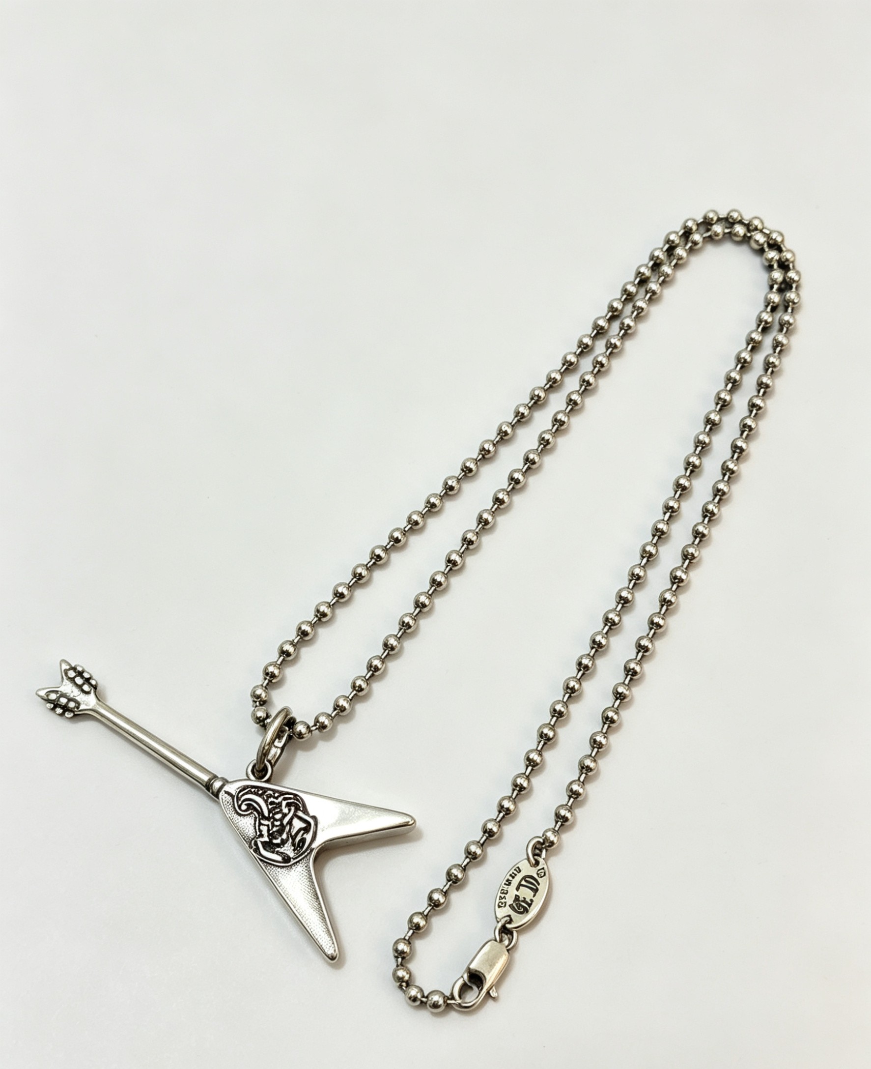 Chrome Hearts 克罗心电吉他吊坠项链 摇滚V型吉他造型 细节雕刻 做旧工艺加持 圆珠链搭配 潮酷摇滚感拉满