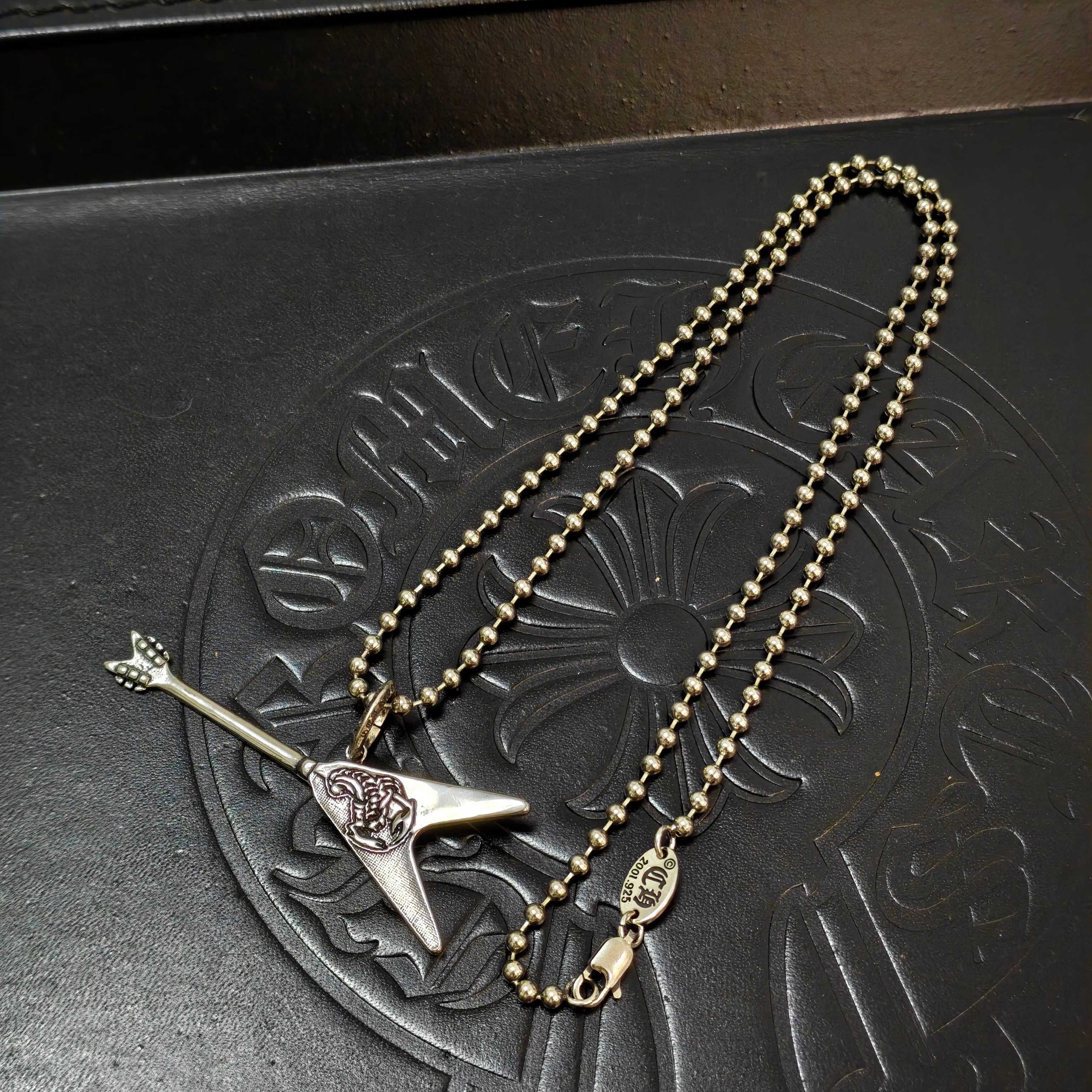 Chrome Hearts 克罗心电吉他吊坠项链 摇滚V型吉他造型 细节雕刻 做旧工艺加持 圆珠链搭配 潮酷摇滚感拉满