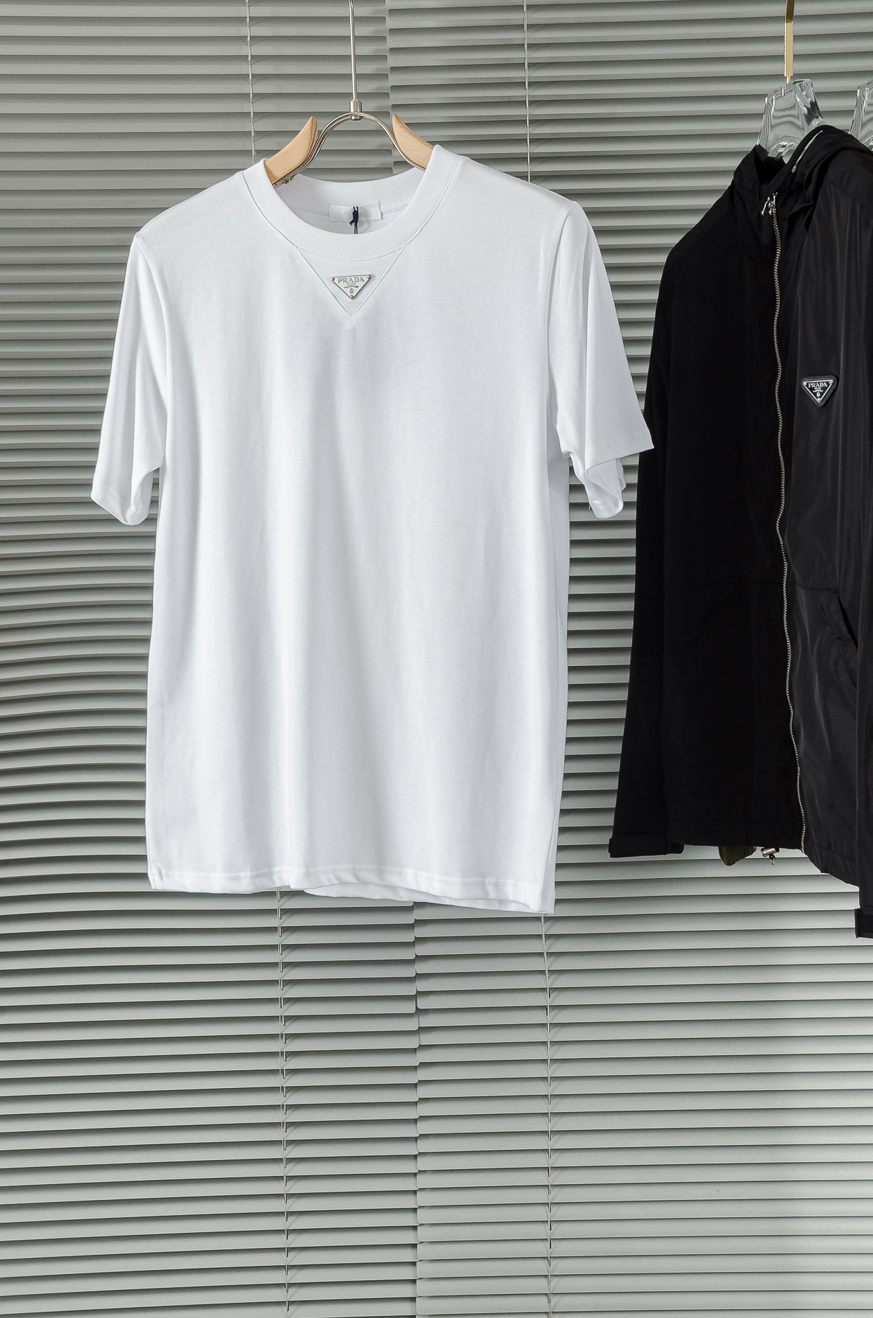 NO:451202,New# Prada 25SS spring and summer round neck short sleeves # top-level elements are fusion, classic short sleeves 3 standards are complete, trendy men's fashion, whether it is the comfort of the upper body or the incomparable existence, it can be said to be a must-have in summer!  Cotton feels soft and comfortable to wear, and is not easy to irritate the skin. This fabric has good moisture absorption and breathability. The craftsmanship details are moving everywhere, and the very unique design is very handsome. Size M-XXXL, prada, T-shirt, alexander wang19860909New#  普拉达 25SS春夏圆领短袖#顶级元素融合打造,经典短袖3标齐全,潮男时尚,无论是上身舒适度还是都是无可比拟的存在,可以说是夏日必备！棉手感柔软,穿着舒适,完全不易有刺激皮肤,这样的面料吸湿性、透气性良好.工艺细节处处动人,非常独特的设计,上身帅气十足! 尺码M-XXXL,,prada,T-shirt,alexander wang,Men's clothing