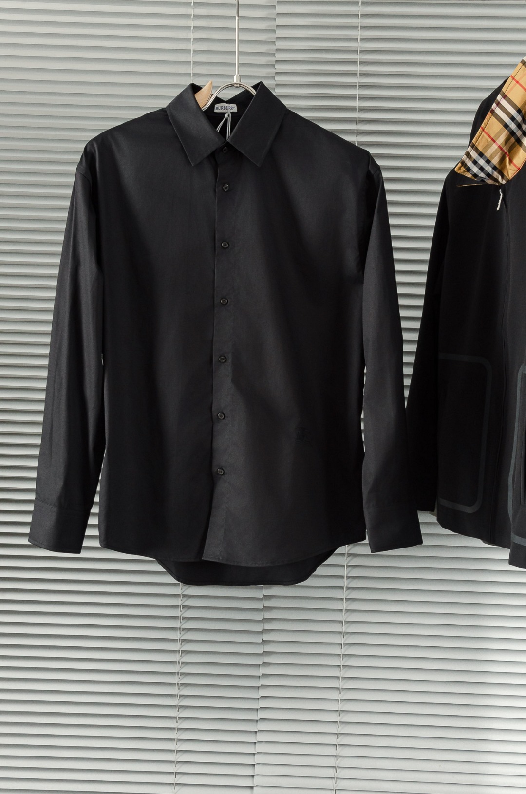 NO:451295,New# BURBERRY 2025 spring and summer new shirt jacket, customer-supplied cotton fiber blend fabric, fine workmanship highlights the texture of the fabric, softer and more delicate than ordinary cotton. The new color scheme shows luxurious beauty. The neat threading and sewing throughout the whole body. The overall plain style is the best choice for fashion and elegance! Size: S/M/L/XL,,burberry,burberry,jackets & coats,shirts,alexander wang19860909New# BURBERRY 巴宝莉 2025春夏新款衬衫外套,客供棉质纤维混纺面料,精细的做工凸显面料质感,比普通棉质来的更加柔软细致.全新配色尽显奢华美感.,工整的走线缝制遍及通体.整体的素色造型.时尚优雅的不二之选! 尺码:S/M/L/XL,,burberry,burberry,jackets & coats,shirts,alexander wang,Men's clothing