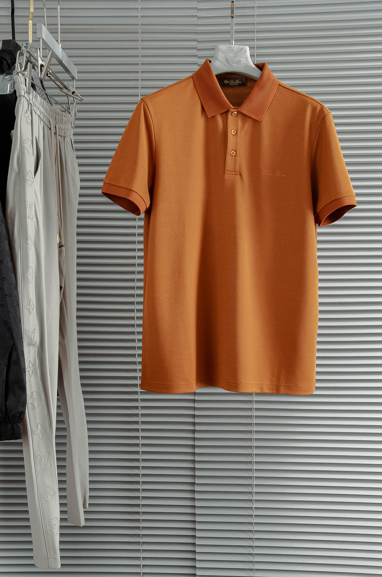 NO:451283,New# LP Spring and Summer Mulberry Silk Blurry Bead Furniture Lapel Short Sleeve PoloTee#Classic Three-button Business Casual Short Sleeve Polo Shirt!  Prepared garments with 5 mulberry silk + 25 lysel (tenthelli) + 65 cotton + 5 linen. Fine blended fabrics, and then high craftsmanship edge sealing, the clothes made are naturally fine and almost perfect!  The overall feel is comfortable and smooth, light and textured. Although the fabric seems thin, it has a special sense of dignity!  The color is also soft and the texture is exquisite and exquisite, which also adds temperament and fashion to the wearer!  The iconic letter embroidery on the chest, the pattern made from imported machines, not only feels comfortable but also has a foreign body feel. It adopts three-dimensional edge wrapping process, but is more three-dimensional and fuller than the common letters on the market, exquisite and stylish, setting off the overall temperament more advanced and aura!  On the basis of retaining the classic style, there is no too much complex tailoring, but the stylization is perfect!  The wide straight-tube style can fit everyone's body well with the characteristics of the fabric, making it look slimming visually!  Sewing with neat stitches not only creates a different temperament, but also reflects the brand's unique exquisite garment making skills. The neckline and cuffs are spliced ​​with knitted ribs, and the texture is quite wide and not easy to deform. The whole POLO shirt is uniform and casual in style. It exudes a hint of masculine charm in every move. The craftsmanship is exquisite and exquisite, and has an extraordinary sense of high-end. It is an indispensable selected ready-to-wear for a successful man in the wardrobe!  Code number M-XXXL, loro piana, T-shirt, alexander wang19860909New# LP 春夏桑蚕丝混纺珠地棉布翻领短袖PoloTee#经典三粒扣商务休闲短袖Polo衫！ 成衣精选5桑蚕丝+25莱赛尔(天丝) +65棉+5亚麻 精织混纺的面料,再以高工艺封边处理,制作出来的衣服自然是精细几近完美！整体触感舒适爽滑、轻盈有质感,尽管面料看似轻薄却富有特别的尊贵感！色泽也柔和,质感精致考究,这也为穿着者增添气质与时尚感！ 胸前标志性的字母刺绣,采用进口机器做出来的的图案不仅手感舒适也不会有异物感,采用立体包边的工艺,又比市面上常见的字母更加的立体饱满,精致有型,衬托出整体的气质更高级更有气场！ 在保留经典版型的基础上,无过多复杂剪裁,却把风格化做到极致！宽阔直筒的版型经过面料的特性,能很好的贴合每个人的形体,在视觉上起到显瘦的效果！再以工整的线迹缝制,不仅塑造出别样的气质感,也体现出了品牌独有的精湛制衣技巧,领口与袖口采用针织罗纹拼接,质地挺阔不易变形,整件POLO衫风格统一潇洒随性,举止投足间又隐隐散发出一丝男性魅力,工艺精湛考究,拥有不凡的高级感,是为一位成功男人衣柜中必不可少的甄选级成衣！ 码数 M-XXXL,,loro piana,T-shirt,alexander wang,Men's clothing