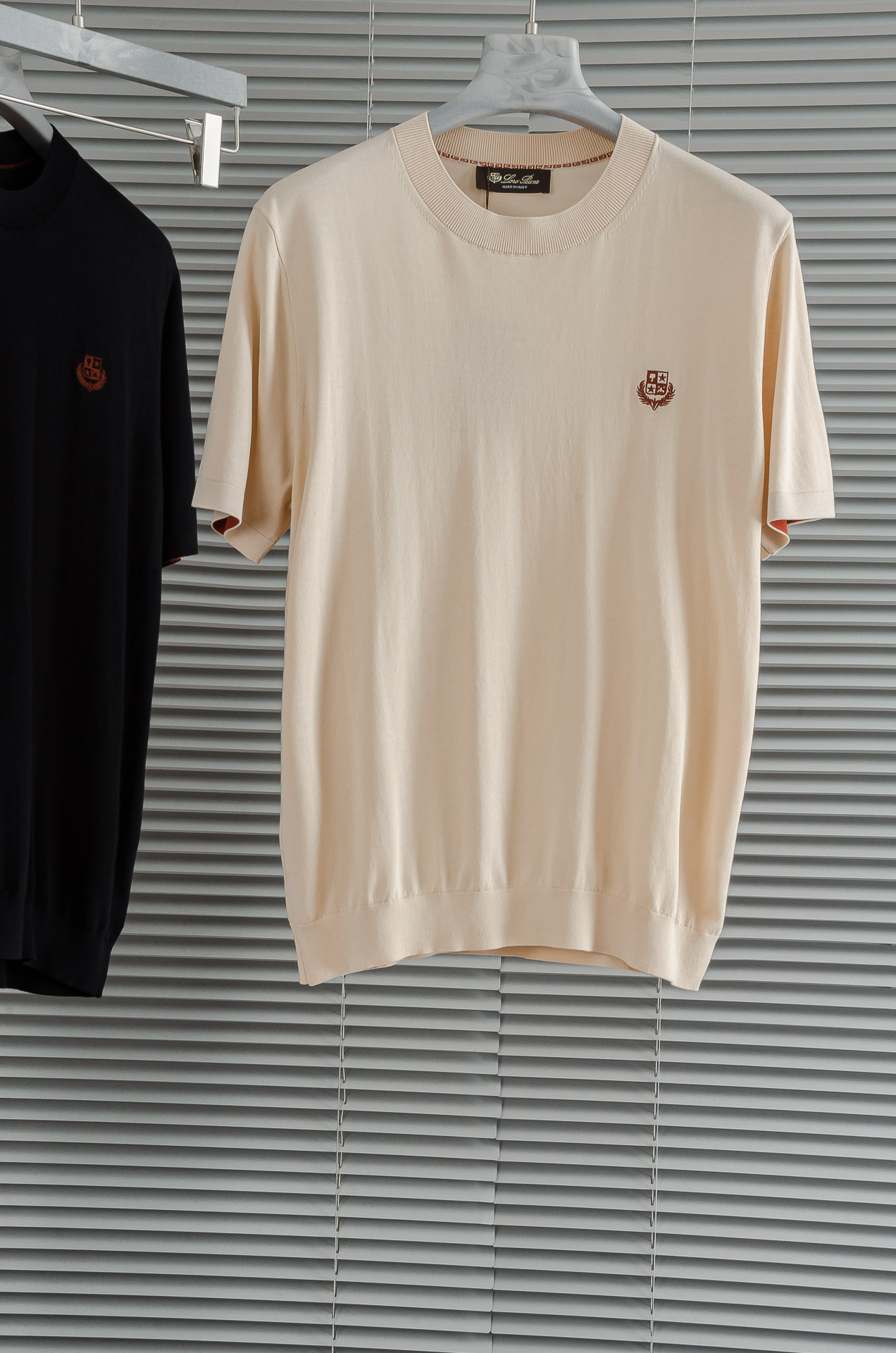 NO:141321,New# Loro Piana 2025 Spring and Summer New Mulberry Silk Blended Men's Knitted Short Sleeve Shirt!  The texture and texture are very soft, the feel is extremely delicate and silky. The finer the yarn, the harder it is to work, and it is very time-consuming and material-consuming. It is a super rare product. The particularity of the fabric of each piece of clothing makes it silky soft and lubricating. You can feel its softness and smoothness when you come into contact with the skin!  The overall simple and atmospheric, continuing the classic, calm and atmospheric classic color scheme, naturally exuding casual elegance! Size 48/M-56/3XL, loro piano, T-shirt, alexander wang19860909New#  Loro Piana 2025春夏新款 桑蚕丝混纺男士针织短袖衫！采用棉 质感与纹理非常柔软,手感极其的细腻丝滑,纱线越细做工就越难,并且非常的耗时耗料,超级难得一见的佳品,每件衣服的面料的特殊性使它具有丝般的柔软和润滑,与肌肤接触就能感觉到它的柔软和爽滑！整体简洁、大气,延续经典,沉稳大气的经典配色,自然散发出的休闲儒雅 ! 尺码48/M-56/3XL,,loro piana,T-shirt,alexander wang,Men's clothing