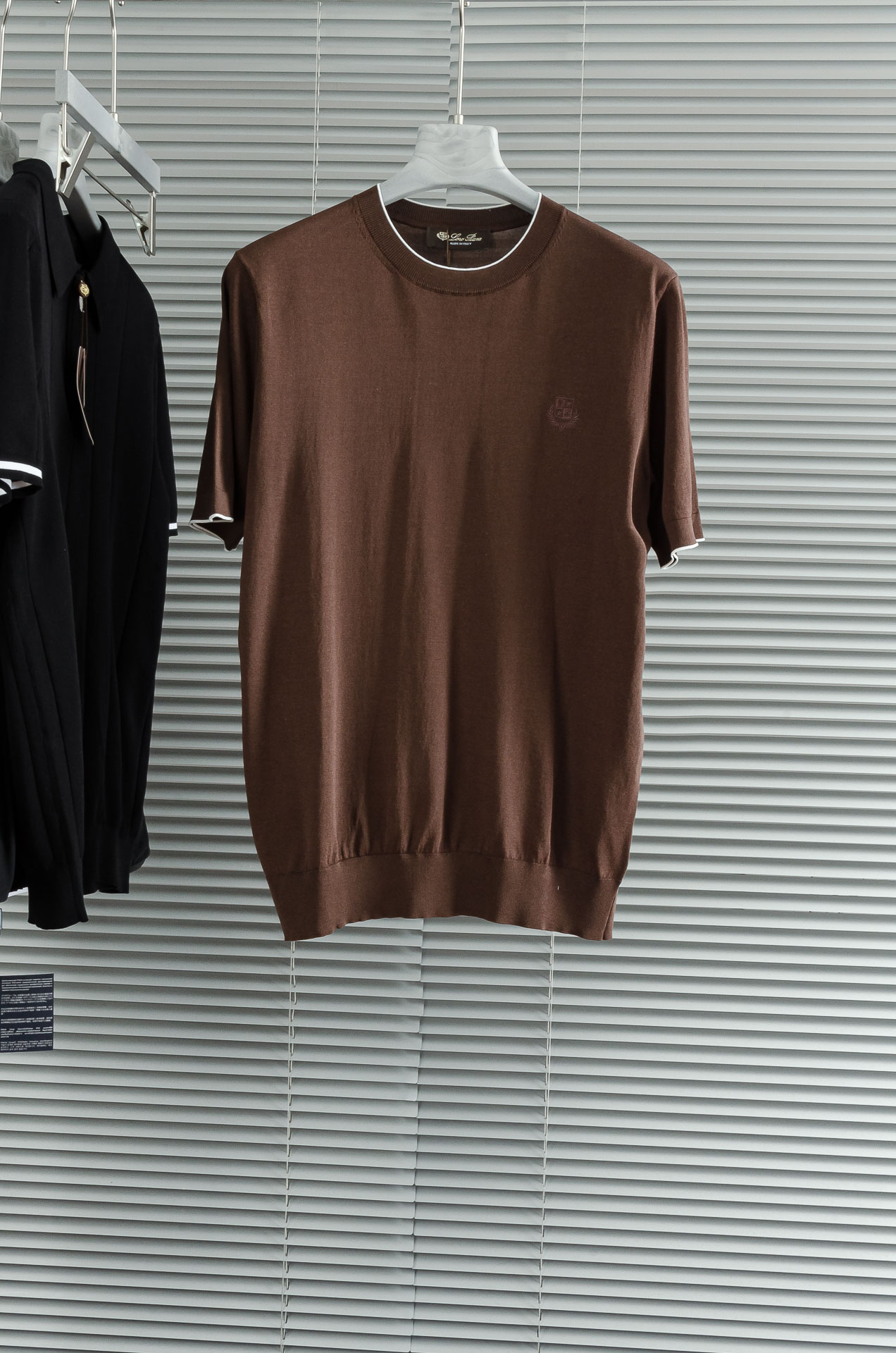 NO:141318,New# Loro Piana 2025 Spring and Summer New Mulberry Silk Blended Men's Knitted Short Sleeve Shirt!  10 silk cotton is made of very soft texture and texture, and the feel is extremely delicate and silky. The finer the yarn, the harder it is to work, and it is very time-consuming and material-consuming. It is a super rare product. The particularity of the fabric of each piece of clothing makes it silky soft and lubricating. You can feel its softness and smoothness when you come into contact with the skin!  The overall simple and atmospheric, continuing the classic, calm and atmospheric classic color scheme, naturally exuding casual elegance! Size 48/M-56/3XL, loro piano, T-shirt, alexander wang19860909New#  Loro Piana 2025春夏新款 桑蚕丝混纺男士针织短袖衫！采用10蚕丝棉 质感与纹理非常柔软,手感极其的细腻丝滑,纱线越细做工就越难,并且非常的耗时耗料,超级难得一见的佳品,每件衣服的面料的特殊性使它具有丝般的柔软和润滑,与肌肤接触就能感觉到它的柔软和爽滑！整体简洁、大气,延续经典,沉稳大气的经典配色,自然散发出的休闲儒雅 ! 尺码48/M-56/3XL,,loro piana,T-shirt,alexander wang,Men's clothing