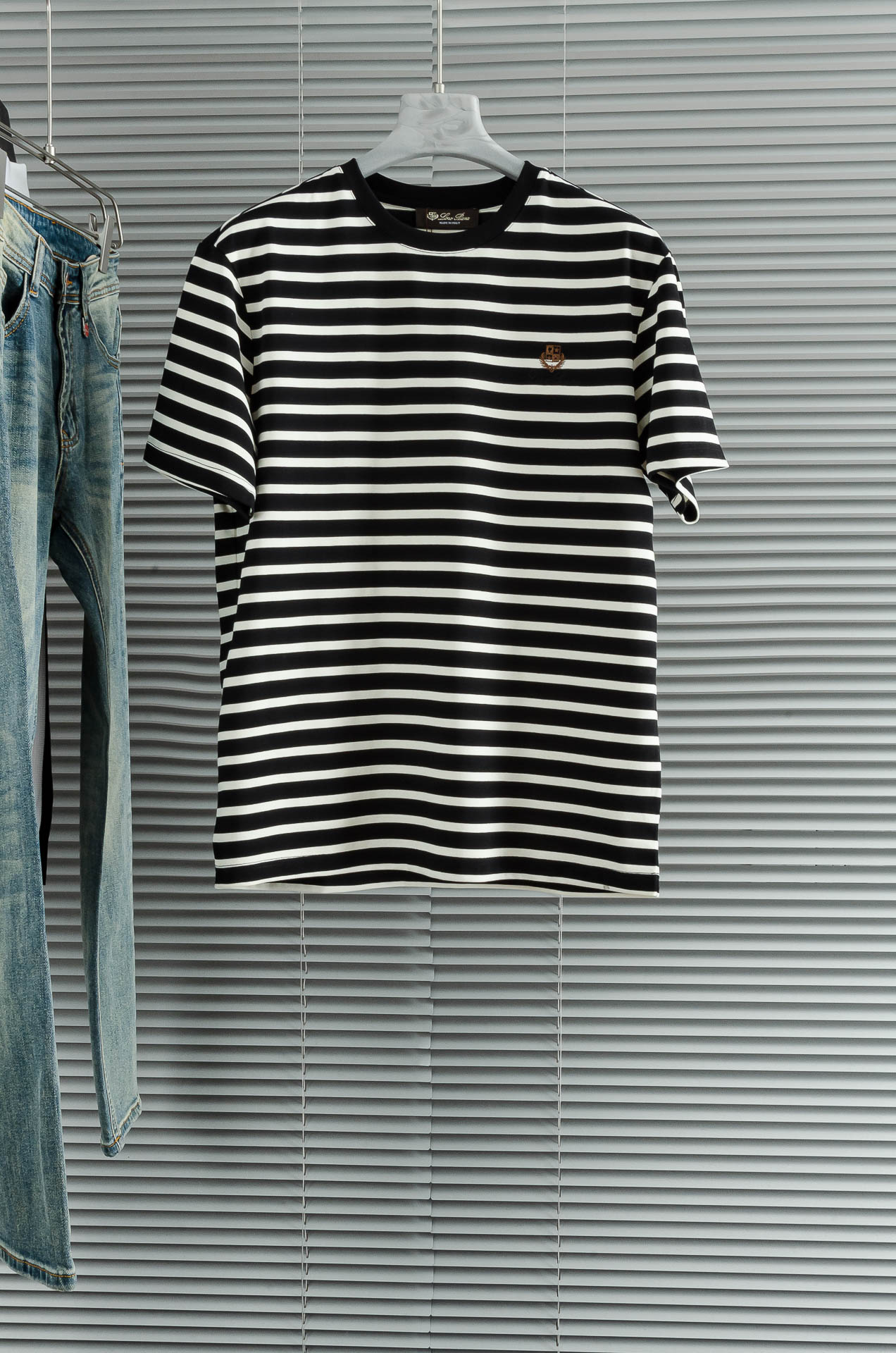 NO:141327,New# LP Selected OEM factory original single quality top replica, benchmark counter★ Passed-tested version ss25 spring and summer new logo stripes. Natural color, fine weaving, comfortable skin, full of elegant charm. Each stripe contains dynamic beauty. The iconic chest logo embroidery logo is vividly displayed on the clothes. Low-key but eye-catching, showing unique identity and charm. The fabric has been washed. The texture is better. It is not easy to deform. It is not easy to shrink. It is not easy to fade. It maintains long-term beauty. Size M-3XL,,loro piano,alexander wang19860909New# LP 精选代工厂原单品质顶级复刻,对标专柜★过验版本ss25春夏新款标识条纹 色泽自然 织造精细 舒适贴肤 尽显高雅韵味 每一道条纹都蕴含着动态的美感 标志性胸前标识刺绣标志跃然衣上 低调却醒目 彰显独特身份与魅力 面料都经过浇洗 手感质感更佳 不易变形 不易缩水 不易褪色 保持长久的美观 尺码M-3XL,,loro piana,alexander wang,Men's clothing