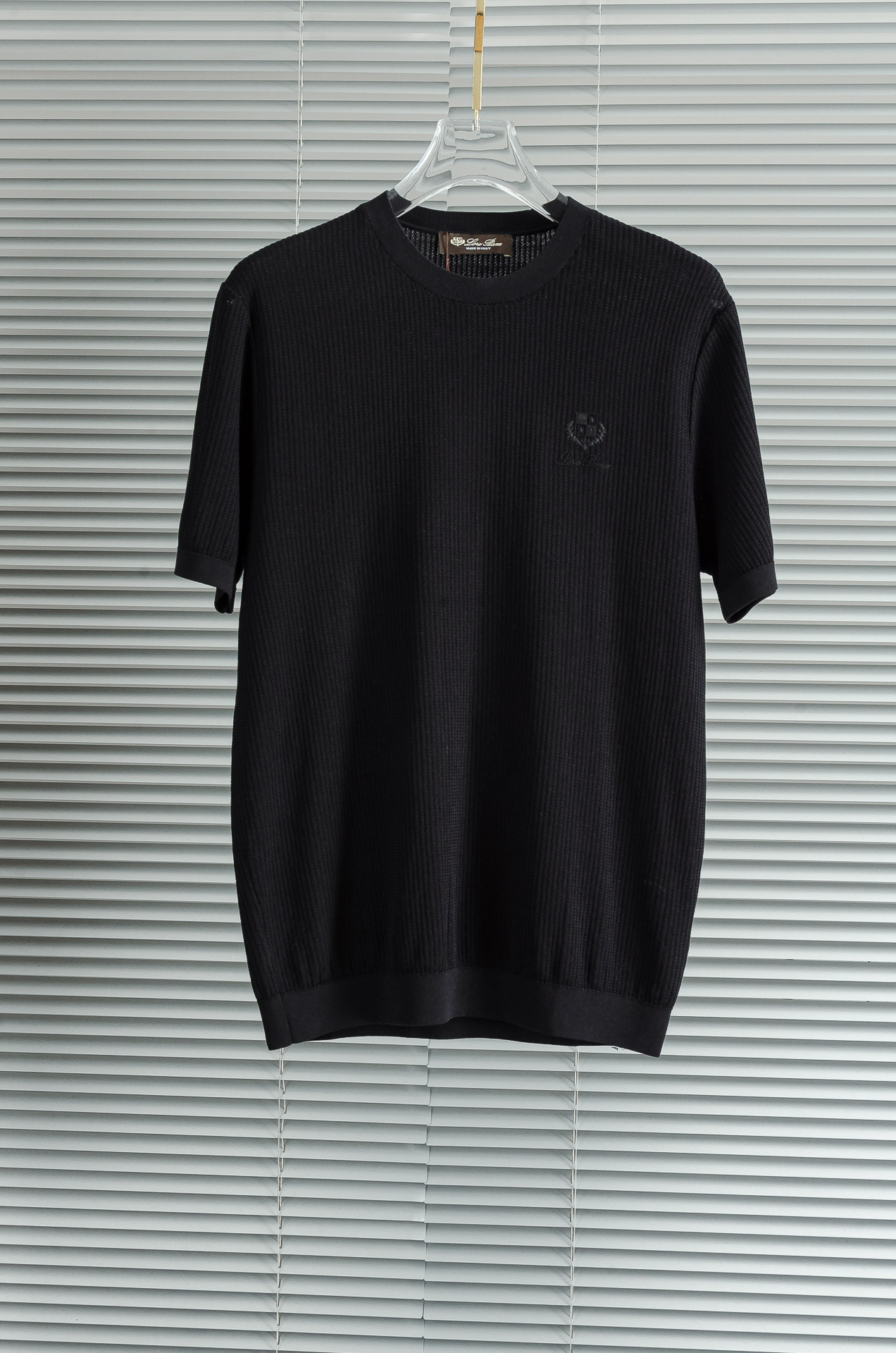 NO:141324,New# Loro Piana 2025 Spring and Summer New Men's Knitted Short Sleeve Shirt!  The texture and texture are very soft, the feel is extremely delicate and silky. The finer the yarn, the harder it is to work, and it is very time-consuming and material-consuming. It is a super rare product. The particularity of the fabric of each piece of clothing makes it silky soft and lubricating. You can feel its softness and smoothness when you come into contact with the skin!  The overall simple and atmospheric, continuing the classic, calm and atmospheric classic color scheme, naturally exuding casual elegance! Size 48/M-56/3XL, loro piano, T-shirt, alexander wang19860909New#  Loro Piana 2025春夏新款男士针织短袖衫！采用棉 质感与纹理非常柔软,手感极其的细腻丝滑,纱线越细做工就越难,并且非常的耗时耗料,超级难得一见的佳品,每件衣服的面料的特殊性使它具有丝般的柔软和润滑,与肌肤接触就能感觉到它的柔软和爽滑！整体简洁、大气,延续经典,沉稳大气的经典配色,自然散发出的休闲儒雅 ! 尺码48/M-56/3XL,,loro piana,T-shirt,alexander wang,Men's clothing