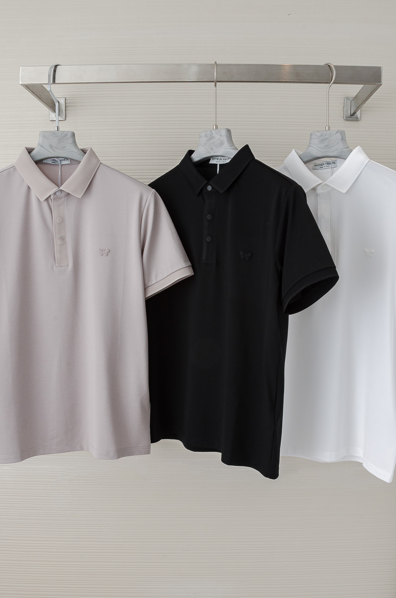 NO:141330,New# BV 2025ss Spring and Summer New Product, Men's Business and Casual Solid Color Lapel Short-Sleeve POLO Shirt # Fabric Attributes are all excellent, the mesh structure is delicate and natural, and after washing, the texture becomes more affinity, comfort and breathability are perfect, the touch experience is self-evident, and the ultimate luxury enjoyment!  Details are exquisite and perfect, and the craftsmanship is demonstrated everywhere. The fashionable three-button opening and closing placket is full of temperament, elegant and capable, with both styles, and a versatile and practical wearable style! Size 48-56, bottega veneta, T-shirt, alexander wang19860909New#   BV 2025ss春夏新品 ,男士商务休闲纯色翻领短袖POLO衫#面料属性皆为上乘,网眼结构细腻自然,经过水洗后,肌理变得更具亲和力,舒适性与透气性完美兼备,触感体验不言而喻,奢华极致享受！细节精致出挑,品相完美如斯,处处彰显出匠心工艺,时尚三扣开合门襟,上身满满的气质感,优雅且干练,型格兼具,百搭实穿性极好的一款POLO衫! 尺码48-56,,bottega veneta,T-shirt,alexander wang,Men's clothing