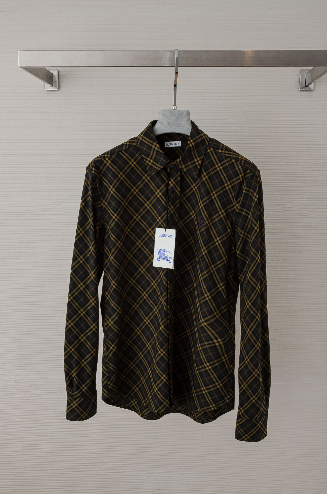 NO:141343,New# Burberry BBR 25ss shield embroidered checked long-sleeved shirt is made of Italian worsted cotton twill fabric, decorating Burberry checked pattern. It presents a regular style, light design embellishes the brand B-shaped shield embroidery, inspired by the Equestrian Knight logo (EKD). Size:36-42,,burberry,burberry,shirts,alexander wang19860909New# Burberry巴宝莉BBR 25ss 盾牌刺绣格纹长袖衬衫 选用意大利精纺水洗棉质斜纹面料打造,装饰 Burberry 格纹图案.呈现常规版型,轻盈设计点缀品牌 B 字型盾牌刺绣,灵感源自马术骑士徽标（EKD）. Size:36-42,,burberry,burberry,shirts,alexander wang,Men's clothing
