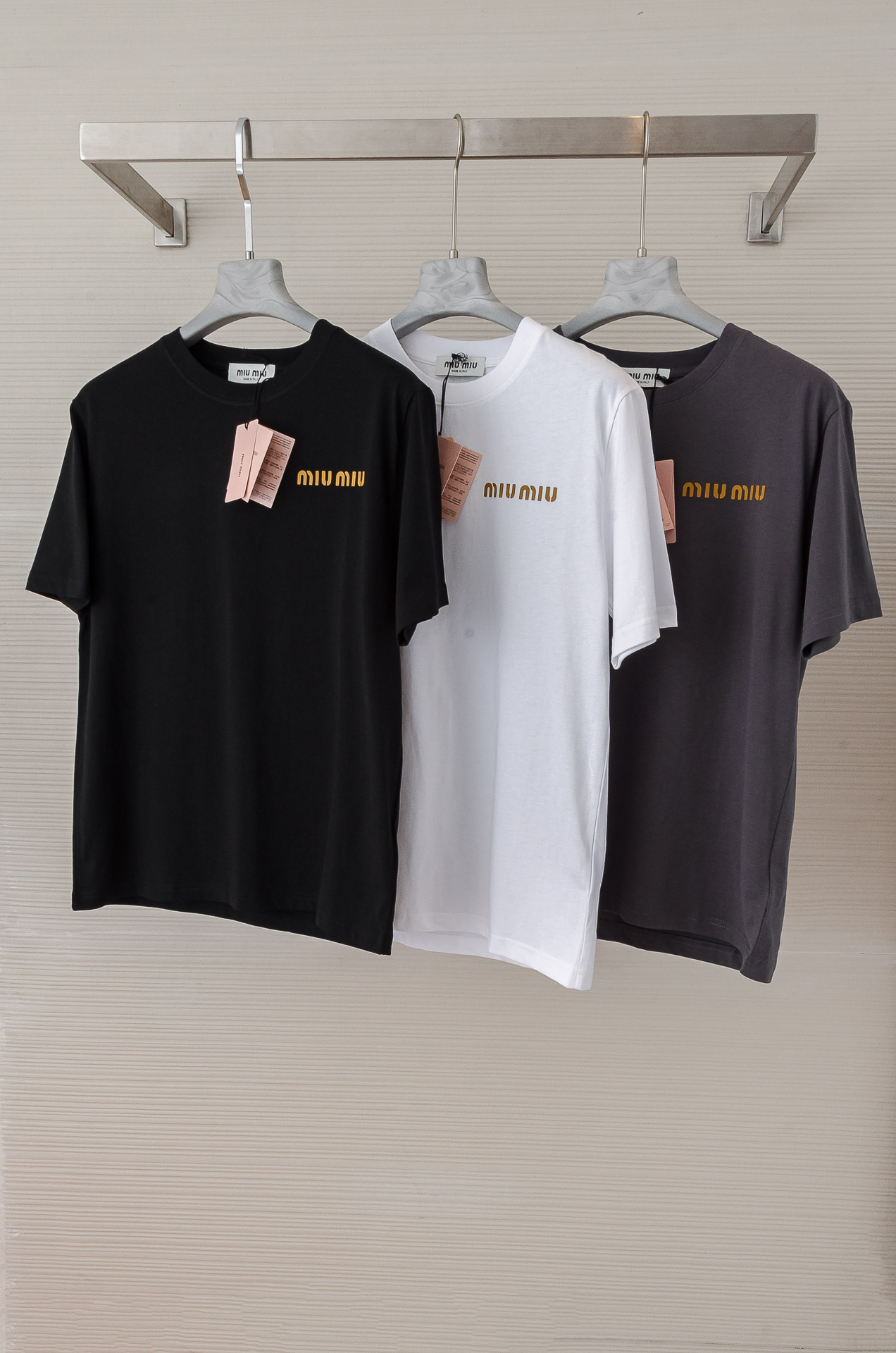 NO:141336,New# MIU MIU 2025SS spring and summer round neck short sleeves # top-level elements are fusion, classic short sleeves 3 standards are complete, fashionable men's fashion, whether it is the comfort of the upper body or the incomparable existence, it can be said to be a must-have in summer!  Cotton feels soft and comfortable to wear, and is not easy to irritate the skin. This fabric has good moisture absorption and breathability. The craftsmanship details are moving everywhere, and the very unique design is very handsome. Size S-XXL, miumiu, T-shirt, alexander wang19860909New#  MIU MIU 2025SS春夏圆领短袖#顶级元素融合打造,经典短袖3标齐全,潮男时尚,无论是上身舒适度还是都是无可比拟的存在,可以说是夏日必备！棉手感柔软,穿着舒适,完全不易有刺激皮肤,这样的面料吸湿性、透气性良好.工艺细节处处动人,非常独特的设计,上身帅气十足! 尺码S-XXL,,miumiu,T-shirt,alexander wang,Men's clothing