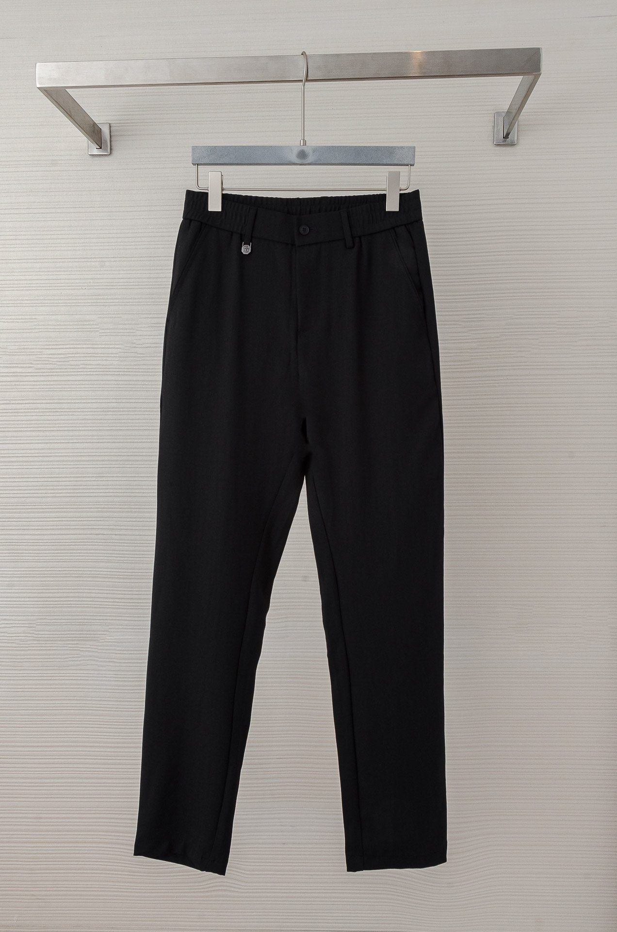 NO:141341,New# BC 2025ss spring and summer light luxury fashion custom casual trousers, simple and capable style, exquisite and excellent quality men's clothing, the design points and comfort of each style can be balanced. The main items on the official website that have just been launched are also so simple and generous, versatile and capable. Those who are familiar with his brand know that the sense of quality is tightly grasped!  As a business and casual versatile item with excellent temperament, the straight and crisp style is more suitable for more people to wear, and the feel is more soft and delicate and comfortable with pure cotton texture. The overall feeling is still very clean this time. There are basically not many cumbersome and exaggerated designs that focus on minimalist style. In terms of details, the brand's own unique LOGO image embellishment is indeed added. All the hardware buttons are made of exclusive custom high-quality metal buttons. The unique style shows the extraordinary style and light luxury aura, and is evenly distributed on the waist placket. The strong charm of mature men is perfectly reflected in this!  The classic straight-tube style cut will be handy no matter what style you want to wear. The crisp style and classic colors have both the elegant temperament of business and the elegant feeling of casual fashion. There is really no need to say anything. Get one quickly, and it will definitely make you feel worth the money!  !  Size 30-38, alexander wang19860909New#  BC 2025ss春夏轻奢时尚定制休闲西裤,简洁干练的风格,精致卓越的品质男装,每款的设计点跟舒适度都能做到平衡,刚刚上线的这款官网主打单品亦是如此简洁大方,百搭又干练,熟悉他家品牌的都知道,品质感这块都是拿捏的死死的！ 作为一款气质绝佳的商务休闲百搭单品,直筒挺括的版型更加适合更多人穿着,手感上更偏向于纯棉质地的柔软细腻服帖,设计上这次整体感觉还是很干净的,基本上没有太多繁琐浮夸的设计主打极简风格,在细节方面确实做了品牌自家独特的LOGO形象点缀加持,五金纽扣全部都是做了独家定制的高品质金属扣,独特风格彰显不凡的格调与轻奢的气场,均匀的分布在腰间门襟,那种浓浓的成熟男人的魅力就在这其中完美体现出来！经典的直筒版型裁剪,无论你想作为何种风格的穿搭都会得心应手,挺括的版型外加经典的颜色,既有商务的儒雅气质,也有休闲时装的优雅感,真的无需多言,赶紧入手一件吧,绝对会让你感到物超所值！！ 尺码30-38,,alexander wang,Men's clothing