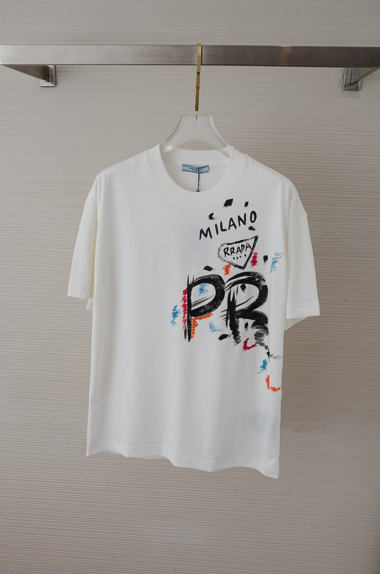 NO:141338,New# prad#a. Pula# reaches the latest classic hand-painted craftsmanship in 2025 [heavy 260g] round neck short sleeve #high-end quality counter original single round neck assistance, top-level production process imported fabric, unique design of the counter model, using imported high-end customized imported silk thread with first-class feel!  The counter is synchronized, each piece is made by hand. The unique logo is the exclusive first on the entire network. The versatile details are perfectly processed. The pure cotton fabric is very exquisite. The original fabric is the same as the internet celebrity celebrity and the high-quality feel is very comfortable. Fashion and personality. The super versatile and beautiful style is the same as the men and women. The number of numbers M-3XL, prada, prada, T-shirt, alexander wang19860909New# prad#a. 普拉# 达2025最新经典手绘工艺【重磅260克】圆领短袖#高端品质专柜原单圆领援助,顶级制作工艺进口面料,专柜款独特设计,采用进口高端订制进口丝线手感一流！专柜同步,每一件都是纯手工画制而成.独特的logo 个性艺术系列全网独家首发 百搭款细节处理完美 纯棉面料十分精致 原版面料 网红明星同款高版本 高品质手感非常舒服 时尚又个性 超级百搭好看的一款男女同款 码数M-3XL,,prada,prada,T-shirt,alexander wang,Men's clothing