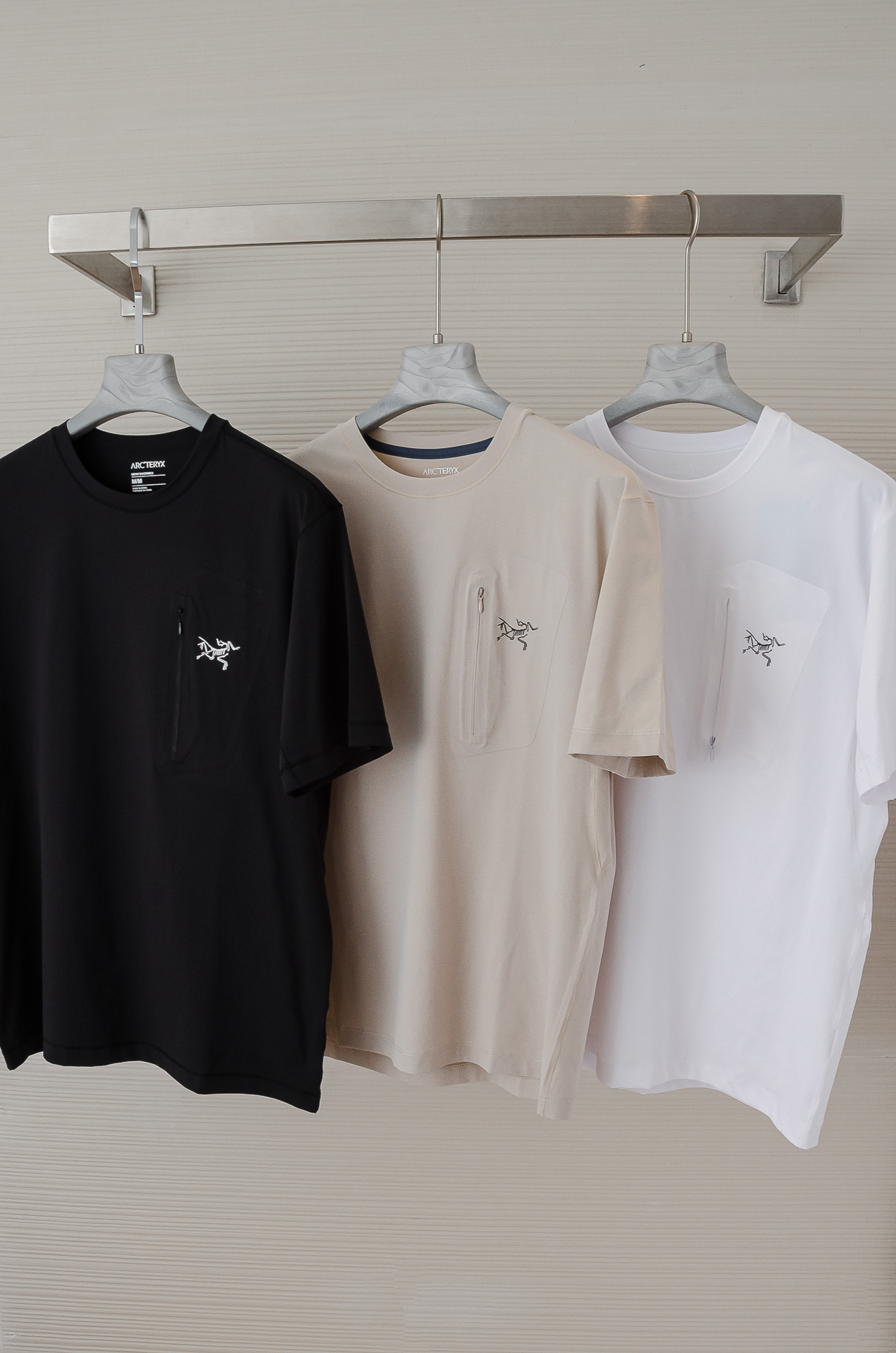 NO:141346,New# ARC'TERYX/25ss Spring and Summer New Products Outdoor Sunscreen Quick-Drying Hygroscopic Sports Antibacterial Short-Sleeve T-shirt #Three Color Real Photos | The same styles for foreign trade manufacturers are shipped and used in the same style as the counter, replacing the previous 4-needle and 6-line. Vitality slit is an innovative clothing manufacturing technology, especially suitable for clothing that requires high elasticity and durability. Its application improves the performance of sportswear and makes it more suitable for human sports needs. The material of the garment is silky, soft and breathable. Outdoor sports, travel, home and leisure. The strongest item!  The highly acclaimed fabric #U 95 UV-proof technology, as a leader in outdoor brands, has always been committed to providing high-quality outdoor equipment and clothing. It adheres to moisture absorption and quick-drying, sun protection, antibacterial functionality, dry and comfortable wearing, and is equipped with antibacterial treatment, which can effectively reduce the growth of odor and bacteria. There is a zippered pocket on the chest to facilitate storing small items such as mobile phones and passports, meeting the needs of business commuting and daily outdoor sports 3 colors, black, white, apricot M-XXXL,,T-shirt,tees,t-shirt,alexander wang19860909New# ARC‘TERYX/25ss春夏新品 户外防晒速干吸湿运动抗菌短袖T恤衫#三色实拍 | 外贸大厂出货、专柜同款采用美国活力缝工艺,替代了以前的4针6线,活力缝是一项创新的服装制造技术,特别适合需要高弹性和耐用性的服装.它的应用提升了运动服的性能,使其更贴合人体运动需求.衣身材质丝滑柔软十分透气 户外运动 旅游出行 家居休闲 最强单品！备受好评的面料#U 95防紫外线技术,作为户外品牌的佼佼者,一直致力于提供高质量的户外装备和服装.秉承了吸湿速干,防晒,抗菌功能性,穿着干爽舒适 同时采用抑菌处理,可有效减少异味和细菌滋生 胸前设有拉链口袋,方便存放手机、护照等小物件,,满足商务通勤与日常户外运动需求 3个颜色,黑色,白色,杏色 M-XXXL,,T-shirt,tees，t-shirt,alexander wang,Men's clothing