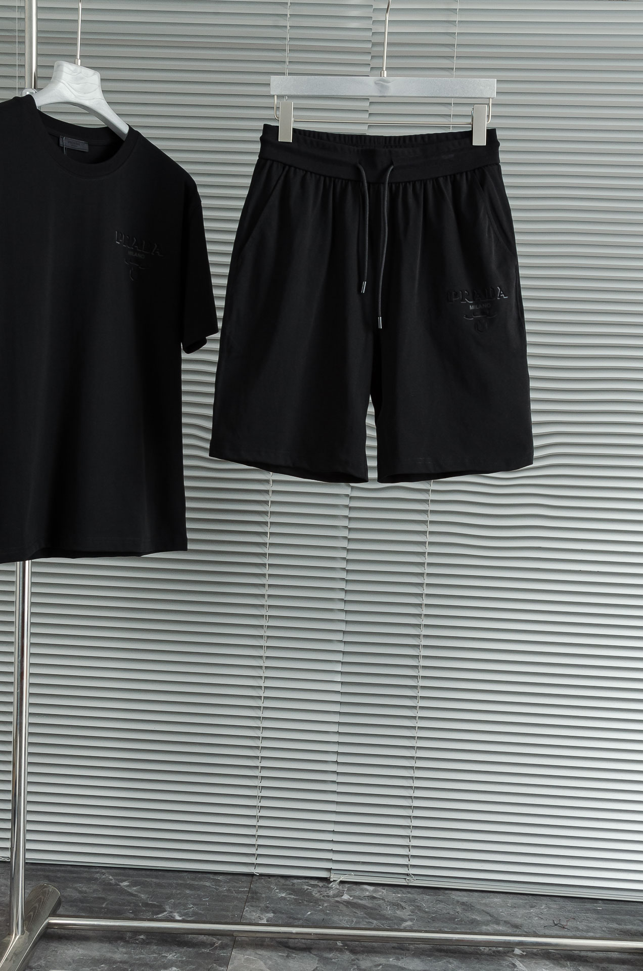 “PRADA 2025 Spring/Summer Logo Cotton Shorts: Recreational Style with Heavy Fabric and Gold Logo” - 图片 9