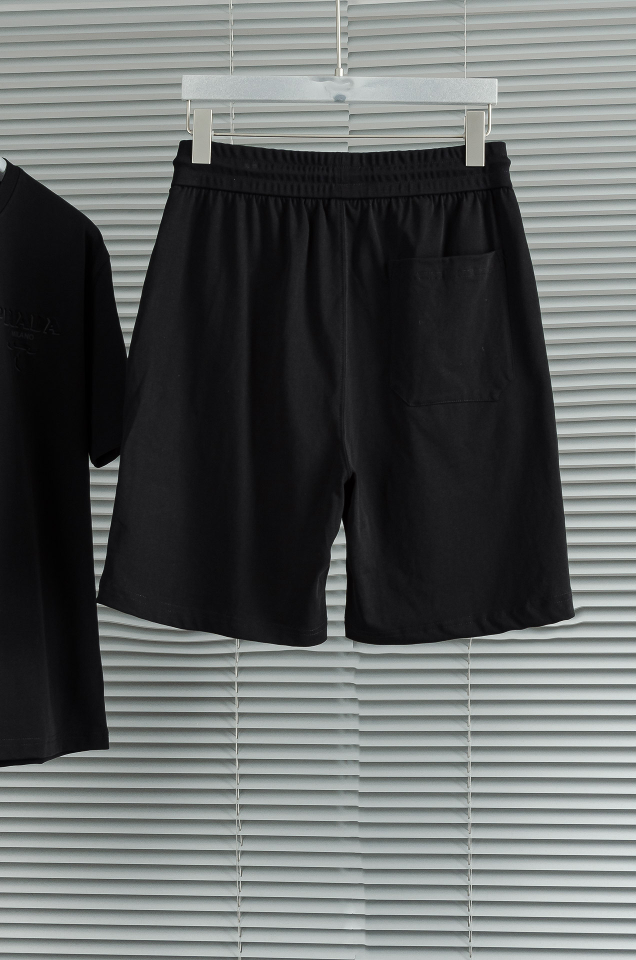 “PRADA 2025 Spring/Summer Logo Cotton Shorts: Recreational Style with Heavy Fabric and Gold Logo” - 图片 2