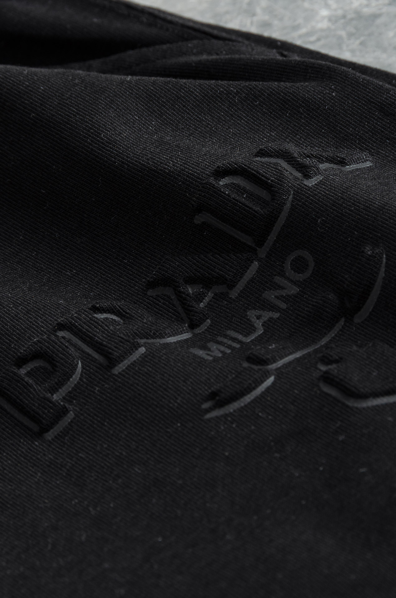 “PRADA 2025 Spring/Summer Logo Cotton Shorts: Recreational Style with Heavy Fabric and Gold Logo” - 图片 3