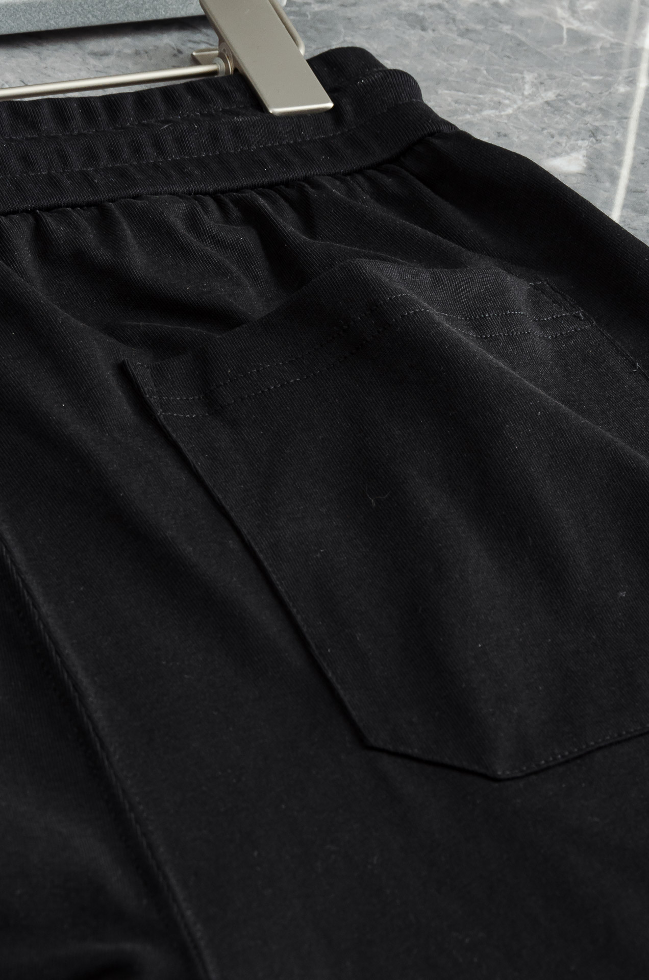 “PRADA 2025 Spring/Summer Logo Cotton Shorts: Recreational Style with Heavy Fabric and Gold Logo” - 图片 7