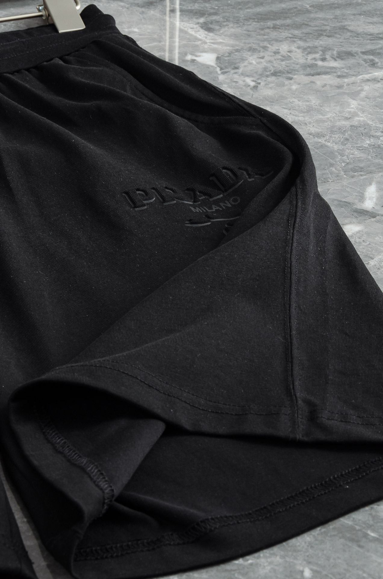 “PRADA 2025 Spring/Summer Logo Cotton Shorts: Recreational Style with Heavy Fabric and Gold Logo” - 图片 6