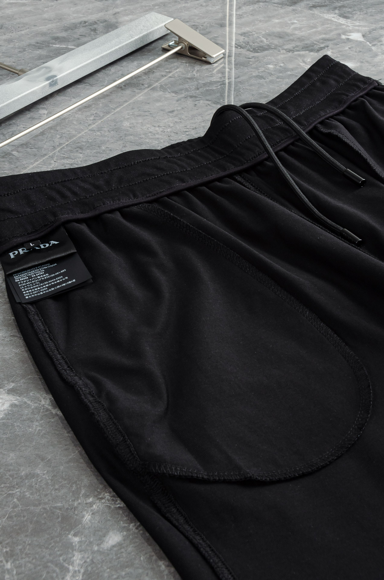 “PRADA 2025 Spring/Summer Logo Cotton Shorts: Recreational Style with Heavy Fabric and Gold Logo” - 图片 8