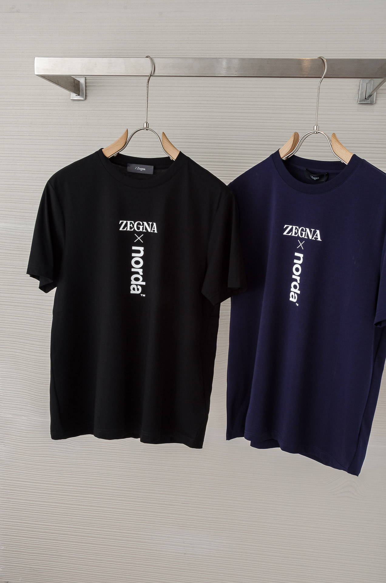 NO:141339,New# Zegna 2025SS Spring and Summer New Smooth Mercerated Cotton Round Neck T-shirt #Selected imported fixed woven mercerated pure cotton fabrics, which are newer than conventional cotton fabrics in terms of color and fabric. The texture is also dense and delicate, soft, broad and stylish, breathable and comfortable. And after technological merceration, the fabric has the characteristics of soft, smooth, no damage, strong wear resistance, no ironing, and small shrinkage. The weight is around 190. It is a thickness that is very suitable for summer wear. It has good elasticity, better shrinkage, durability, wash resistance, wrinkle and wear resistance, good drooping feeling on the upper body, and is not easy to deform!  It's even less likely to fade!  In addition, the front chest brand elements decorate the chest logo, and still maintain its own exquisite, elegant, fashionable and vibrant route. The double-line car splicing process is the T-shirt is more reliable and durable. The neckline and cuffs are spliced ​​with 65s double mercerated cotton knitted rib splicing. After high-temperature ironing and shaping, it is difficult to deform and not easy to slant after wearing it for a long time. The overall simple and elegant, fully displaying the fabric material, fully reflecting the brand's low-key and restrained temperament, the overall simplification is made of traditional, without too many fancy designs, and the whole body shows the charm of an elegant gentleman!  !  !  Size M-XXXL, zegna,tees,t-shirt,alexander wang19860909New# Zegna 杰尼亚 2025SS春夏新款 爽滑丝光棉圆领T恤#精选进口定织丝光纯棉面料,不论色彩还是面料方面都会比常规的棉布更显新.质地也密实细腻,柔软挺阔有型、透气舒适.并且经过科技丝光处理后,织物具有手感柔软、滑爽、不损坏强力、耐磨不需熨烫、缩水率小的特点,克重在190左右,属于夏天穿着非常适合的一个厚度,拥有很好的回弹性,更好的收缩性,耐久耐洗,抗皱耐磨,上身垂感好,不易变形！更不易褪色！ 除此之外,前胸品牌元素装饰胸标,依旧保持着自己精致优雅时尚活力的路线,双线冚车拼接工艺,T恤更加牢靠耐穿,领口和袖口均采用65s双丝光棉针织罗纹拼接,经过了高温压烫定型工艺,久穿不易变形不易起边. 整体朴素优雅,充分展现面料材质,完全体现了品牌低调内敛的气质,整体化简为繁,没有过多花哨的设计,通体显露着高雅绅士的魅力气质！！！ 尺码M-XXXL,,zegna,tees，t-shirt,alexander wang,Men's clothing