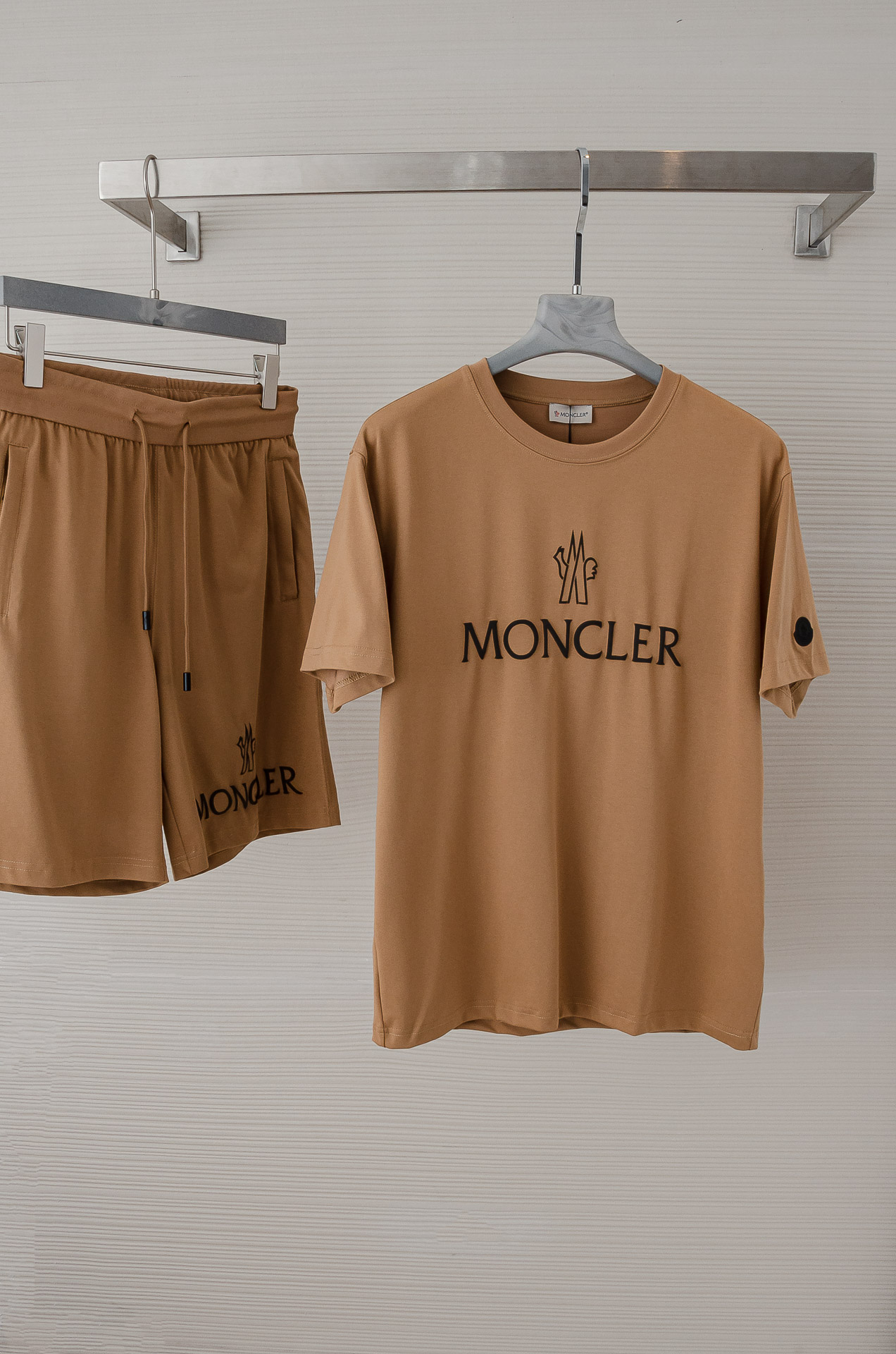 NO:141355,New# Short Sleeve Shorts p MONC# LER monc# mouth 25ss casual sports suit #{shorts round neck short sleeves} can be sold with detached!  Custom imported high-end cotton fabric! Customized original hardware accessories, iconic brand elements, heavy craftsmanship production, three-dimensional tailoring, slim-fit customization style, and the upper body effect is very good! The fabric is comfortable and soft, allowing you to be casual and fashionable and trendy.! Number of codes: M-XXL, shorts, T-shirt, alexander wang19860909New#  短袖 短裤p MONC# LER蒙# 口 25ss休闲运动套装#{短裤圆领短袖} 可拆卖！ 定制进口高端棉面料!原版五金辅料定制,标志性品牌元素,重工艺制作,立体剪裁,修身定制版型,上身效果非常赞!面料舒适手感柔软,让你休闲时尚于潮流完美结合.! 码数:M-XXL,,shorts,T-shirt,alexander wang,Men's clothing