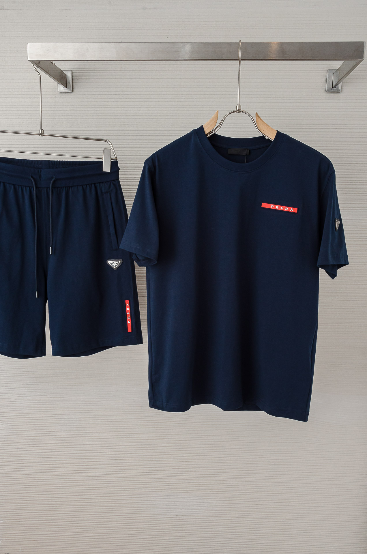 NO:141357,New# Short Sleeve Shorts P Pra# DaPu# Lada 25ss Casual Sports Set #{Shorts Round Neck Short Sleeve} Can be sold with detached!  Custom imported high-end cotton fabric! Customized original hardware accessories, iconic brand elements, heavy craftsmanship production, three-dimensional tailoring, slim-fit customization style, and the upper body effect is very good! The fabric is comfortable and soft, allowing you to be casual and fashionable and trendy.! Number of codes: M-XXL,,prada, shorts,T-shirt,alexander wang19860909New#  短袖 短裤p pra# da普# 拉达 25ss休闲运动套装#{短裤圆领短袖} 可拆卖！ 定制进口高端棉面料!原版五金辅料定制,标志性品牌元素,重工艺制作,立体剪裁,修身定制版型,上身效果非常赞!面料舒适手感柔软,让你休闲时尚于潮流完美结合.! 码数:M-XXL,,prada,shorts,T-shirt,alexander wang,Men's clothing