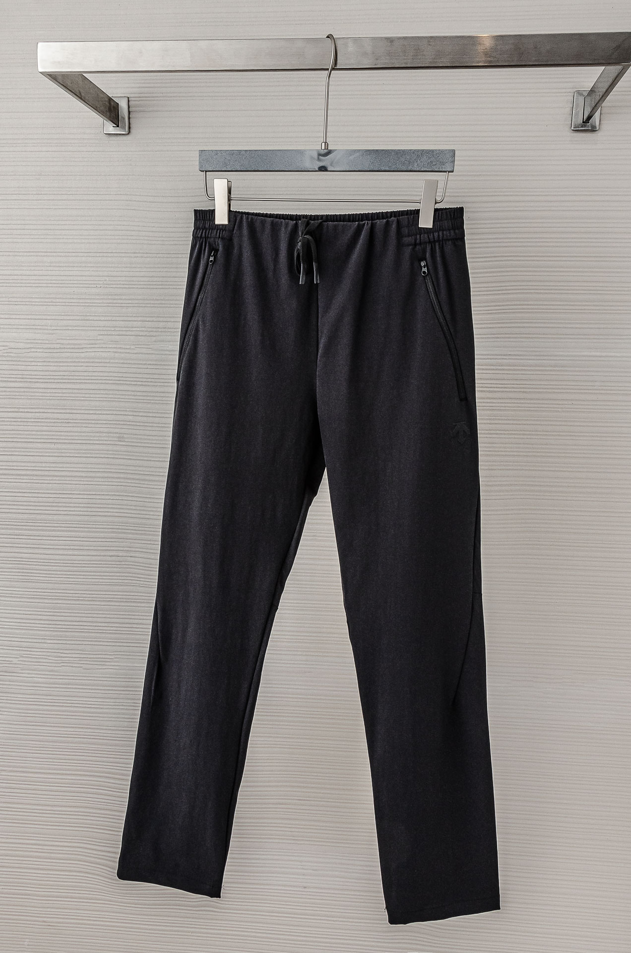 NO:141352,New# DESCENTE/25ss Ice Silk Nylon Four-sided Elastic Drawstring Waist Men's Straight Casual Pants# Use custom 90 nylon spandex composition, the fabric is light, soft and elastic, the texture is clearly visible, and the feel is smooth and skin-friendly. The superior moisture absorption and quick drying and breathable performance allow you to stay refreshed in the hot summer. The exquisite logo embellishment of the front of the trousers shows the essence of the brand and identity status in a low-key manner. Hardware and auxiliary materials are customized for customers, and the details are exquisite. Basic casual straight-fitting cut, business simplicity and fashionable casual style, without age and body limitation, highly versatile. Whether paired with a T-shirt, shirt or POLO shirt, you can show your unique charm. Accompany you through a refreshing and pleasant spring and summer!  Color black, size X-XXXL, Shirts,tees,t-shirt,alexander wang19860909New#  迪桑特 DESCENTE/25ss 冰丝尼龙四面弹力松紧抽绳腰头男士直筒休闲长裤#采用定制90锦纶氨纶成分,面料轻薄柔软有弹力,肌理清晰可见,手感爽滑亲肤.优越的吸湿速干性和透气性能,让你在炎炎夏日也能保持清爽.裤身前幅精致的logo点缀,低调中彰显品牌精髓与身份地位.五金辅料均为客供定制,细节之处尽显考究. 基础休闲直筒版型裁剪,商务简约与时尚休闲风格兼备,无年龄与身形限定,高度百搭.无论是搭配T恤、衬衫还是POLO衫,都能展现出你的独特魅力.伴你度过一个清爽愉悦的春夏季节！ 颜色黑色、尺码X-XXXL,,shirts,tees，t-shirt,alexander wang,Men's clothing