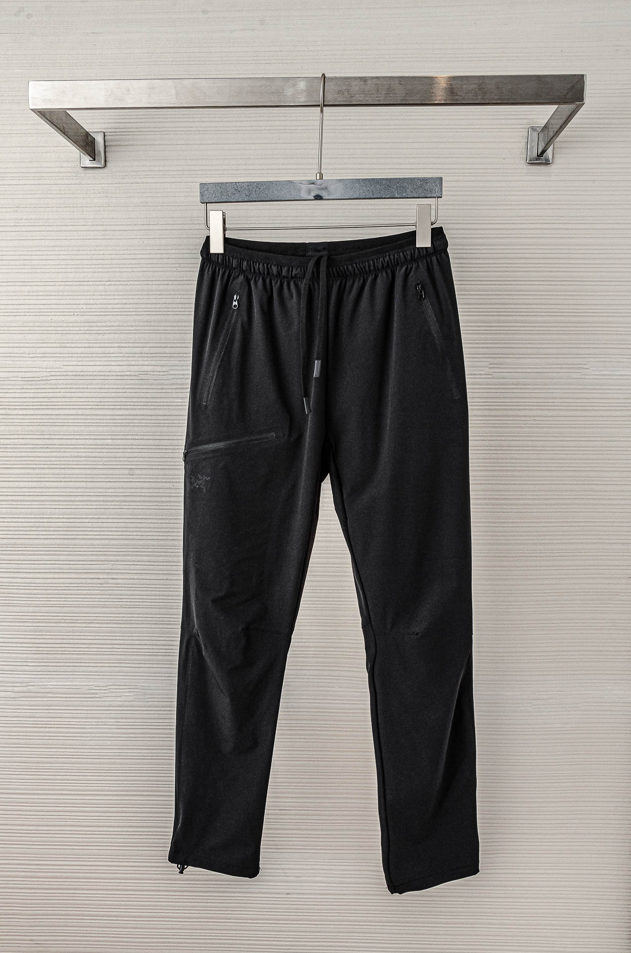 NO:141348,New# Bird Brand ARC’TERYX /25SS Ice Silk Nylon Four-sided Elastic Drawstring Waist Men’s Straight Casual Pants# Use custom 90 nylon spandex composition, the fabric is light, soft and elastic, the texture is clearly visible, and the feel is smooth and skin-friendly. The superior moisture absorption and quick drying and breathable performance allow you to stay refreshed in the hot summer. The exquisite logo embellishment of the front of the trousers shows the essence of the brand and identity status in a low-key manner. Hardware and auxiliary materials are customized for customers, and the details are exquisite. Basic casual straight-pin style cutting, business simplicity and fashionable casual style, without age and body limitation, highly versatile. Whether paired with a T-shirt, shirt or POLO shirt, you can show your unique charm. Accompany you through a refreshing and pleasant spring and summer season!  Color black, size X-XXXL, Shirts,tees,t-shirt,alexander wang19860909New#  鸟牌ARC‘TERYX /25SS 冰丝尼龙四面弹力松紧抽绳腰头男士直筒休闲长裤#采用定制90锦纶氨纶成分,面料轻薄柔软有弹力,肌理清晰可见,手感爽滑亲肤.优越的吸湿速干性和透气性能,让你在炎炎夏日也能保持清爽.裤身前幅精致的logo点缀,低调中彰显品牌精髓与身份地位.五金辅料均为客供定制,细节之处尽显考究. 基础休闲直筒版型裁剪,商务简约与时尚休闲风格兼备,无年龄与身形限定,高度百搭.无论是搭配T恤、衬衫还是POLO衫,都能展现出你的独特魅力.伴你度过一个清爽愉悦的春夏季节！ 颜色黑色、尺码X-XXXL,,shirts,tees，t-shirt,alexander wang,Men's clothing