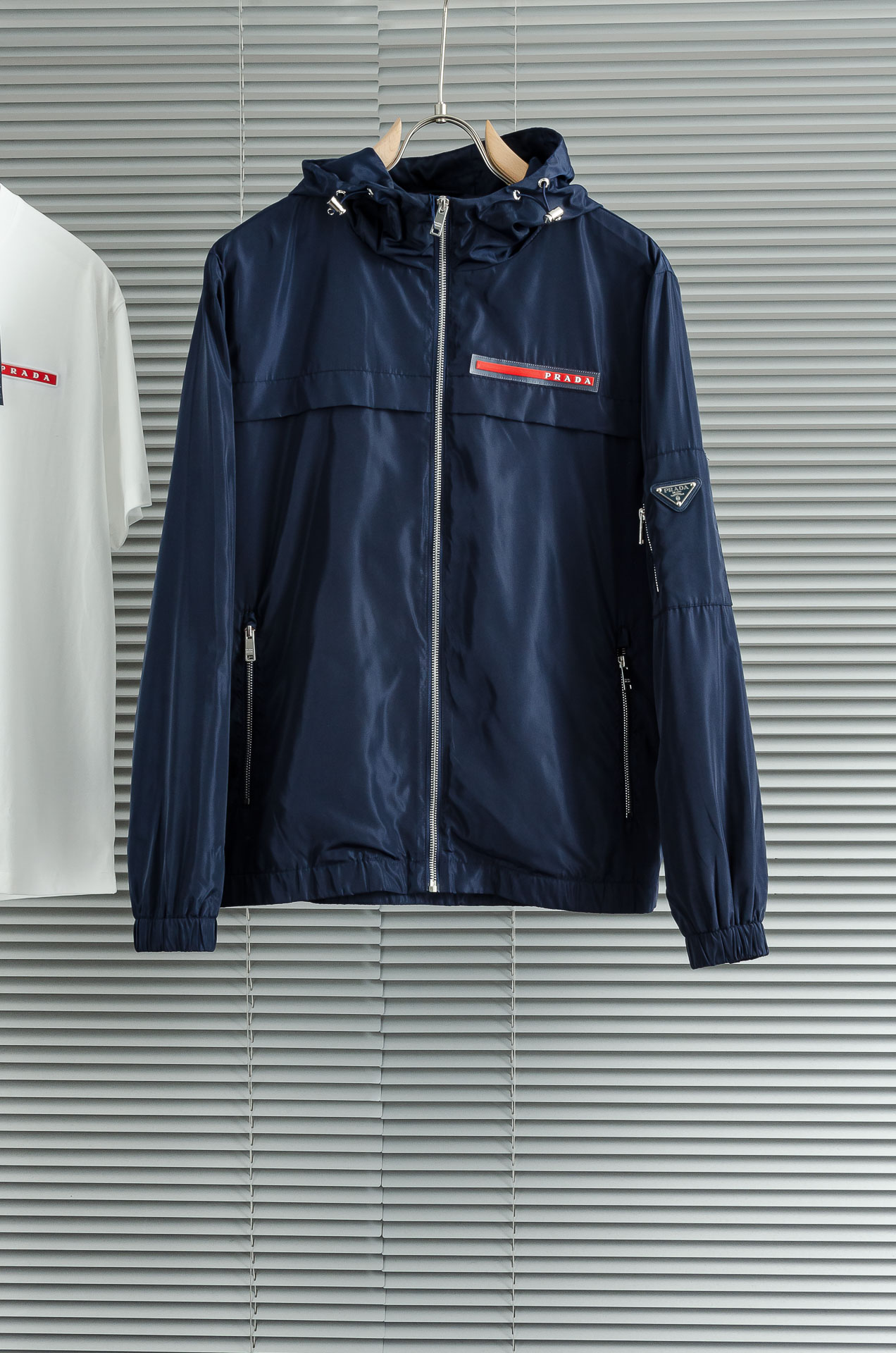 Pra*da 普拉达 真标防伪芯片系列#连帽防水夹克外套，同步官网发售！原厂代工出品，该款夹克外层超柔聚