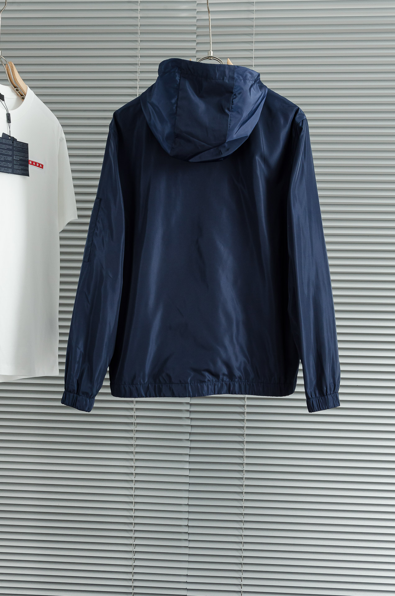 Pra*da 普拉达 真标防伪芯片系列#连帽防水夹克外套，同步官网发售！原厂代工出品，该款夹克外层超柔聚