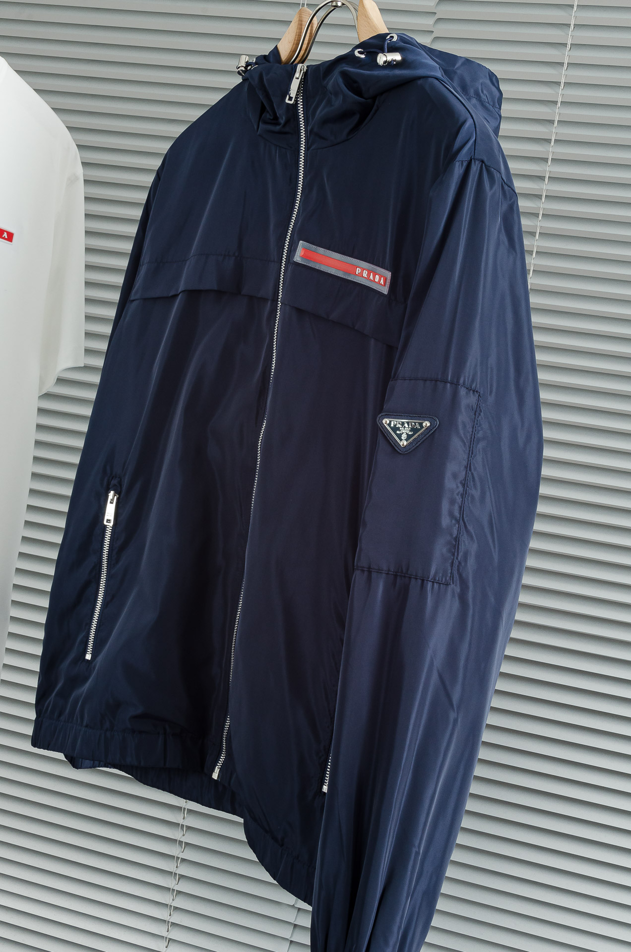 Pra*da 普拉达 真标防伪芯片系列#连帽防水夹克外套，同步官网发售！原厂代工出品，该款夹克外层超柔聚