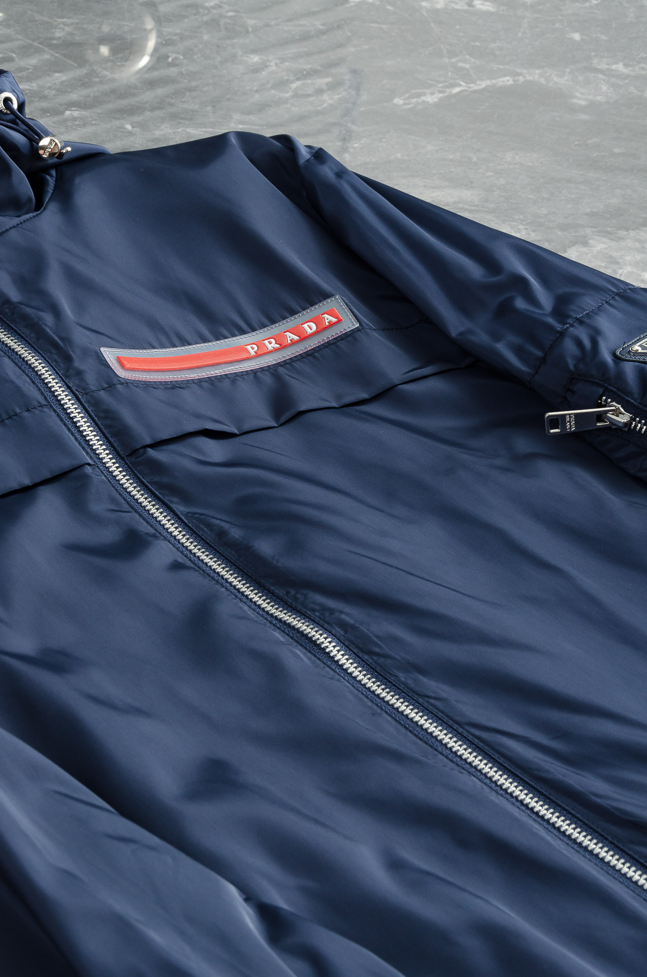 Pra*da 普拉达 真标防伪芯片系列#连帽防水夹克外套，同步官网发售！原厂代工出品，该款夹克外层超柔聚