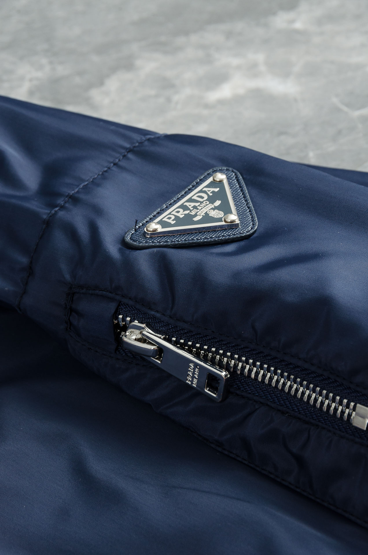 Pra*da 普拉达 真标防伪芯片系列#连帽防水夹克外套，同步官网发售！原厂代工出品，该款夹克外层超柔聚