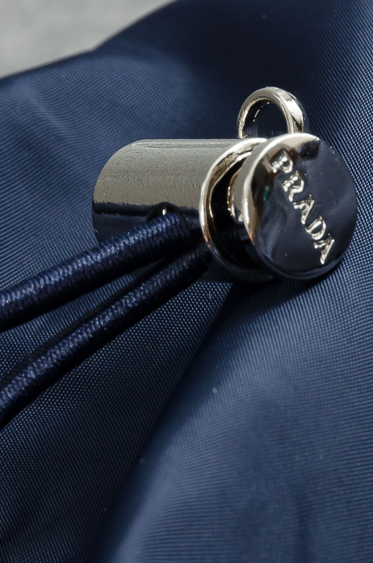 Pra*da 普拉达 真标防伪芯片系列#连帽防水夹克外套，同步官网发售！原厂代工出品，该款夹克外层超柔聚