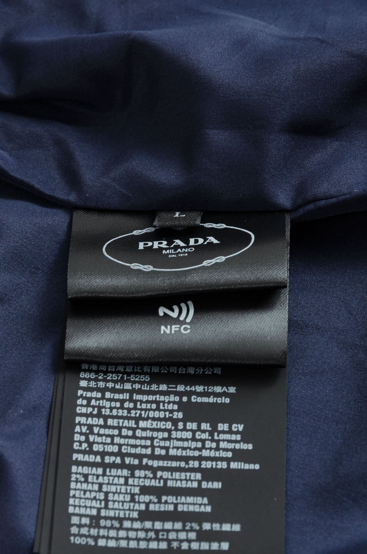 Pra*da 普拉达 真标防伪芯片系列#连帽防水夹克外套，同步官网发售！原厂代工出品，该款夹克外层超柔聚