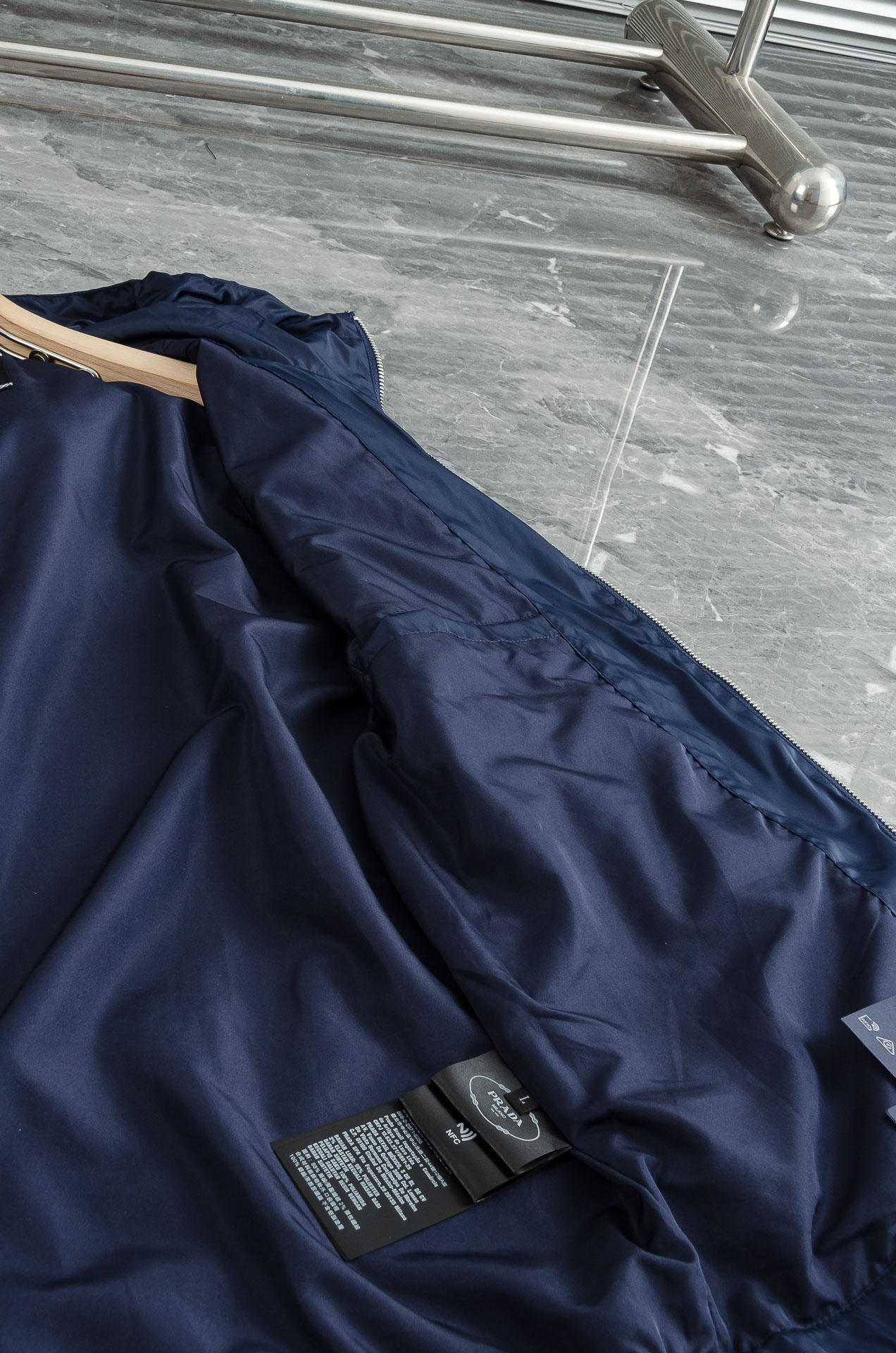 Pra*da 普拉达 真标防伪芯片系列#连帽防水夹克外套，同步官网发售！原厂代工出品，该款夹克外层超柔聚