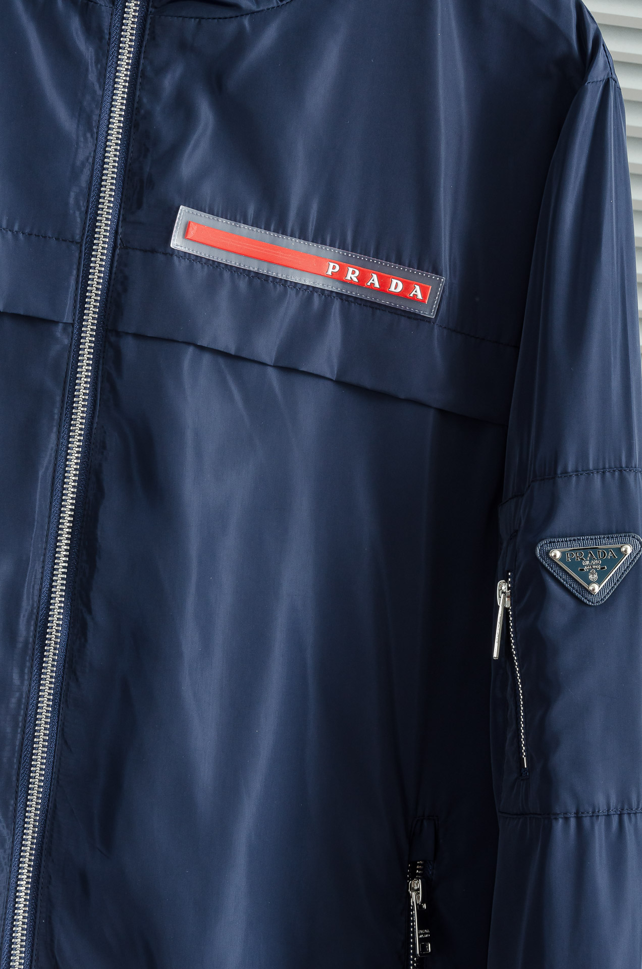 Pra*da 普拉达2025新品，真标防伪芯片系列#连帽防水夹克外套，同步官网发售！原厂代工出品，该款夹