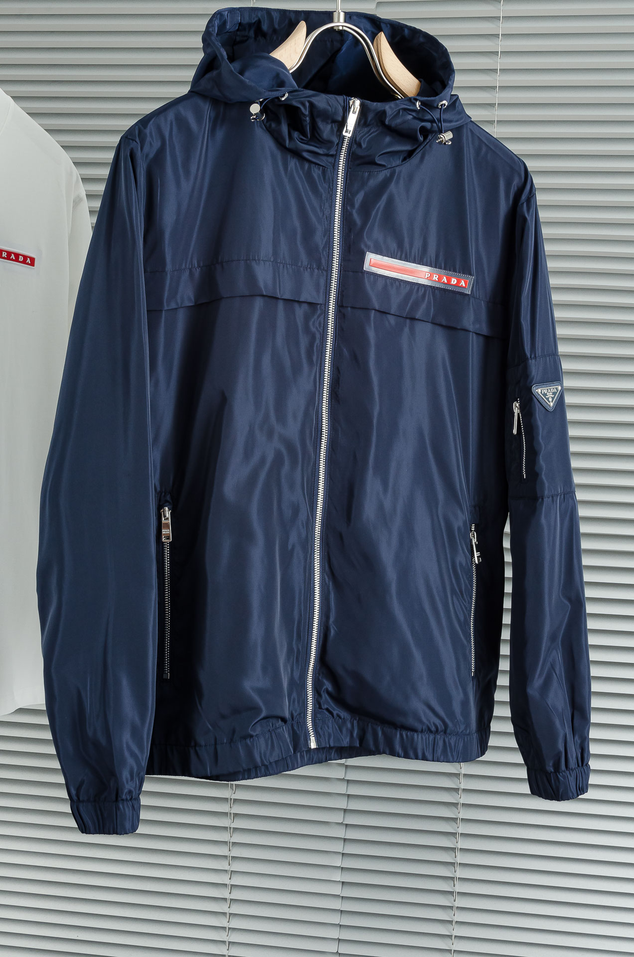 Pra*da 普拉达2025新品，真标防伪芯片系列#连帽防水夹克外套，同步官网发售！原厂代工出品，该款夹