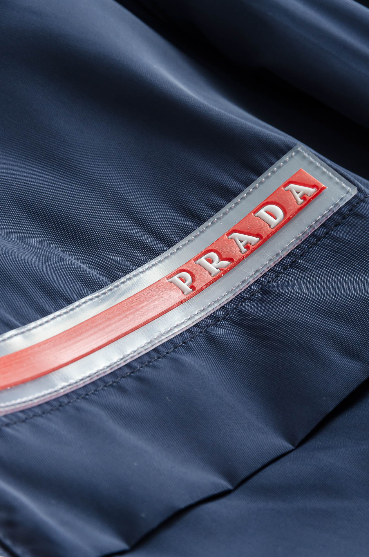 Pra*da 普拉达2025新品，真标防伪芯片系列#连帽防水夹克外套，同步官网发售！原厂代工出品，该款夹