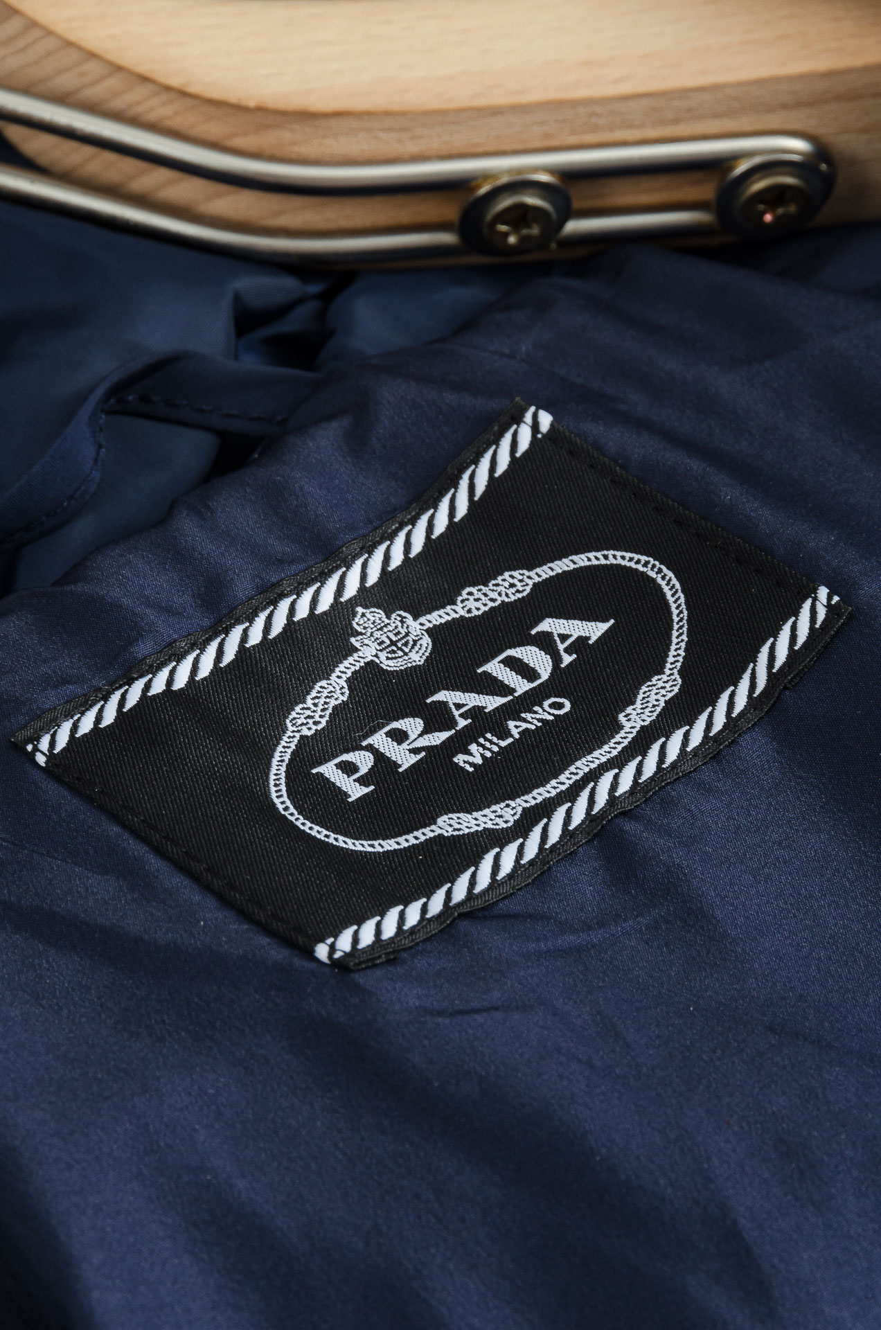 Pra*da 普拉达2025新品，真标防伪芯片系列#连帽防水夹克外套，同步官网发售！原厂代工出品，该款夹