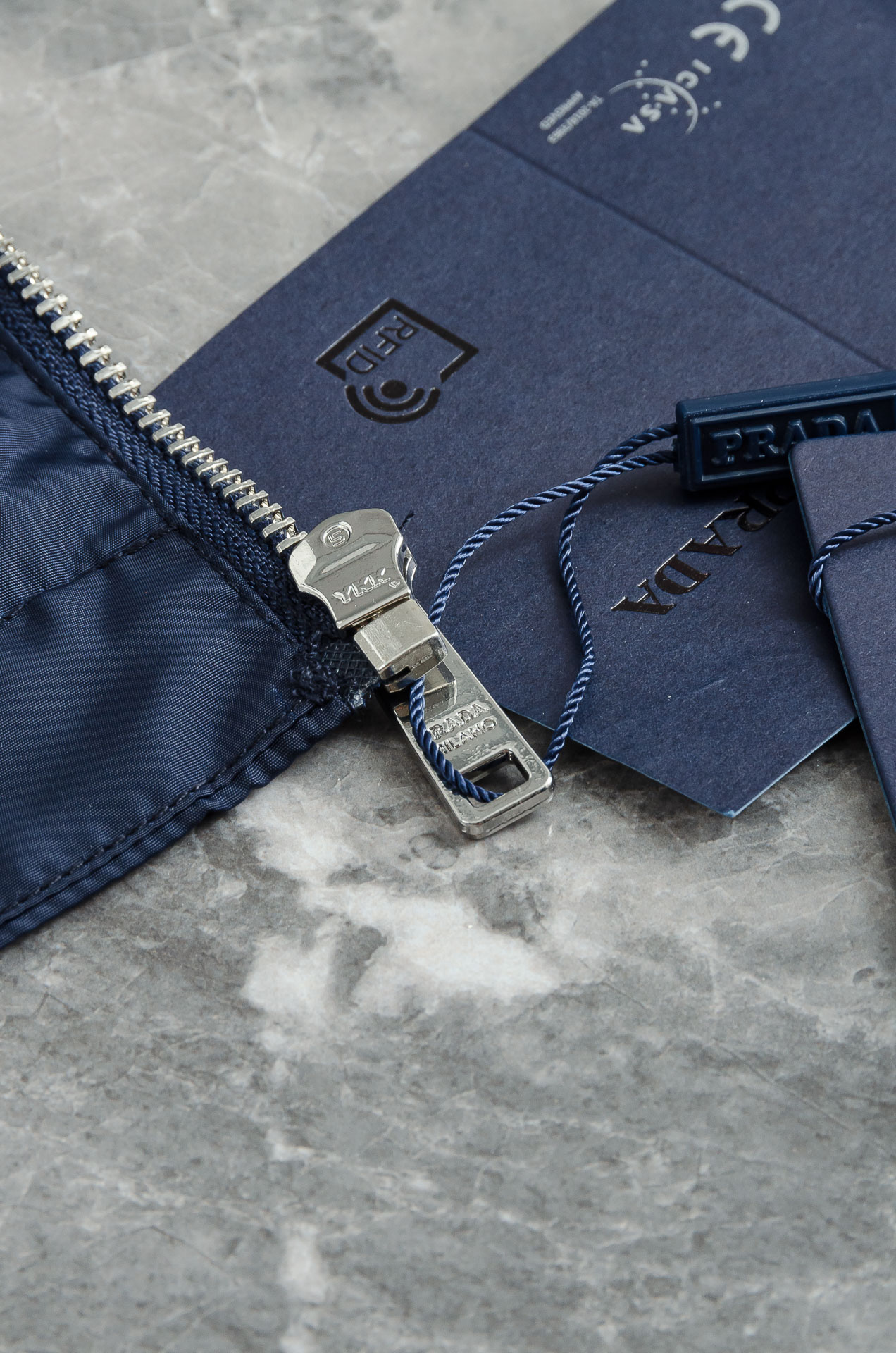 Pra*da 普拉达2025新品，真标防伪芯片系列#连帽防水夹克外套，同步官网发售！原厂代工出品，该款夹