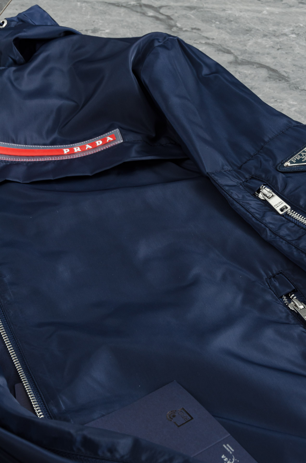 Pra*da 普拉达2025新品，真标防伪芯片系列#连帽防水夹克外套，同步官网发售！原厂代工出品，该款夹