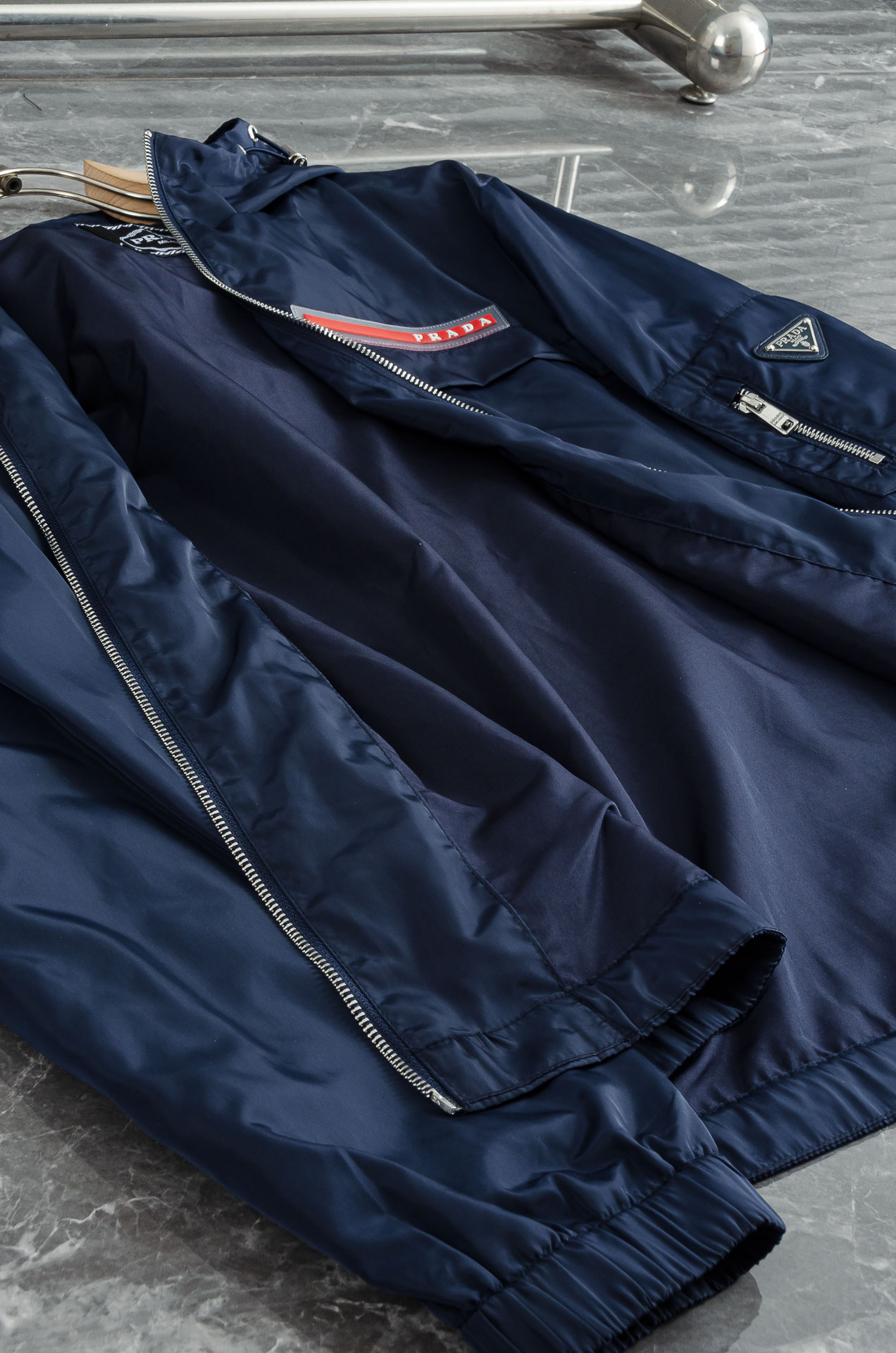 Pra*da 普拉达2025新品，真标防伪芯片系列#连帽防水夹克外套，同步官网发售！原厂代工出品，该款夹