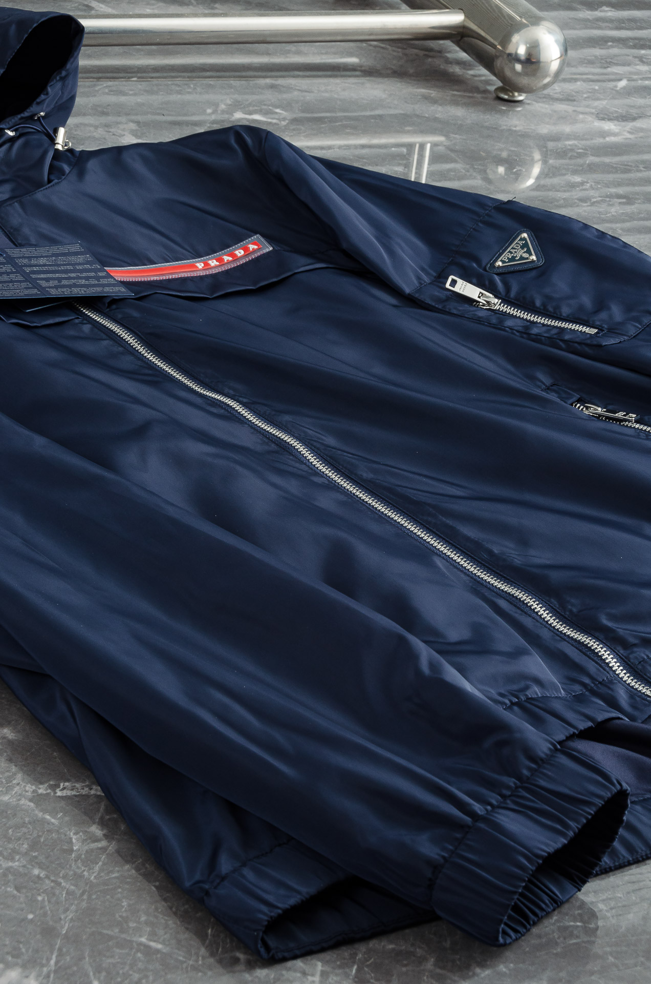 Pra*da 普拉达2025新品，真标防伪芯片系列#连帽防水夹克外套，同步官网发售！原厂代工出品，该款夹