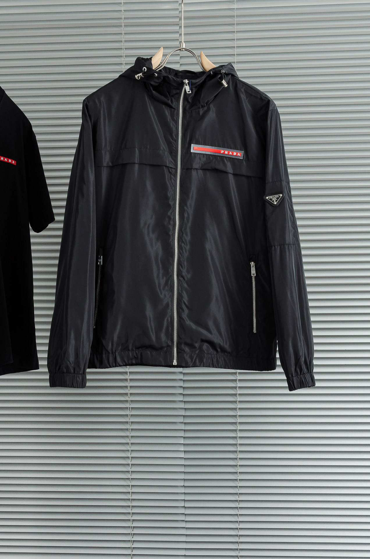 NO:451247,New# pra*da Prada's new spring 2025 product, authentic standard anti-counterfeiting chip series #hoofed waterproof jacket, released simultaneously on the official website!  Original OEM, this jacket has super soft polyester fiber windproof and waterproof, both functional and fashionable. It is fashionable and beautiful, with better windproof effect, and more comfortable and comfortable movement. After a lot of choices, the fabric with polyester fiber is smooth and delicate and waterproof, showing a fine texture and shimmer feeling, which is very soft and smooth and drooping. The fabric is firm and solid, with strong wrinkle resistance. The selected new fabric is environmentally friendly and sustainable. All are made of high-density fabrics, with delicate and soft feel, and the upper body is wide and stylish, with invincible texture, excellent skin-friendly, and the texture is high-end and gorgeous!  It is stylish and fashionable, with a wide style, and can be easily controlled by people of different figures. It is not picky about people wearing it. It is simply the dream clothes of every man!  The neat and capable tailoring and soft fabrics are combined with hardness and softness to create a natural sense of high-end, and still retain the sexy style under the ease!  The simple and capable design is elegant and elegant, and the neat tailoring techniques make the shape behind the upper body fit and the outline is upright and tough. Our pockets are designed and thought-provoked. The angle of the quilting line and the curve of the line are all professionally designed, and every stroke and every painting has its meaning. The designer and craftsman's ingenious colors match the charming colors, and enjoy comfort in the fashionable, elegant and handsome manner!  People with high elegance and classic tastes in the upper body!  The fabric is full in color, reliable and resistant to washing. The upper body is warm and easy to lock and keep warm all the time. It is definitely the best choice for people with taste. [Size] M-XXXL,,prada,prada,jackets & coats,jackets & coats,hats,alexander wang19860909New#  pra*da 普拉达2025春季新品,真标防伪芯片系列#连帽防水夹克外套,同步官网发售！原厂代工出品,该款夹克外层超柔聚酯纤维防风防水,功能与时尚型兼具.时尚美观,防风效果更好,活动更加舒适自如. 千挑万选之后的优质选材,聚酯纤维成分的织物布面光洁细腻而且防水,呈现出细密的肌理和微光感,非常柔软适顺滑有垂感,面料牢固结实,抗皱性强,挑选的新型面料环保可持续性使用.均为高密度织物制造而成,手感细腻柔软,穿着上身挺阔有型,质感无敌,亲肤性绝佳,肌理纹路透着高级和华丽感！有型又时尚,版型宽阔款式,对于不同身形的人来说都是可以轻松驾驭的,不挑人穿,简直就是每位男士的梦中情衣！ 利落干练的剪裁搭配柔软细腻的面料,刚柔并济迸发出自然的高级感,在潇洒之下依然保留性感风格！简单干练的设计,富有气质又不失儒雅,加上利落的剪裁手法,使得上身后的版型合体服帖,轮廓挺拔硬朗.而我们的口袋是经过设计的经得住推敲的艺术品,绗线的角度,走线的弧度都是经过专业的设计,每一笔每一画都有他的意义. 设计师与工艺师巧夺天工的颜色默契搭配,在时尚潇洒帅气之下又尽享舒适！穿着上身,即刻拥有高雅和经典品位的人士！面料色泽饱满,牢靠耐水洗.上身即锁温轻松洒脱时刻保暖.绝对是品位人士的不二之选.【尺码】M-XXXL,,prada,prada,jackets & coats,jackets & coats,hats,alexander wang,Men's clothing