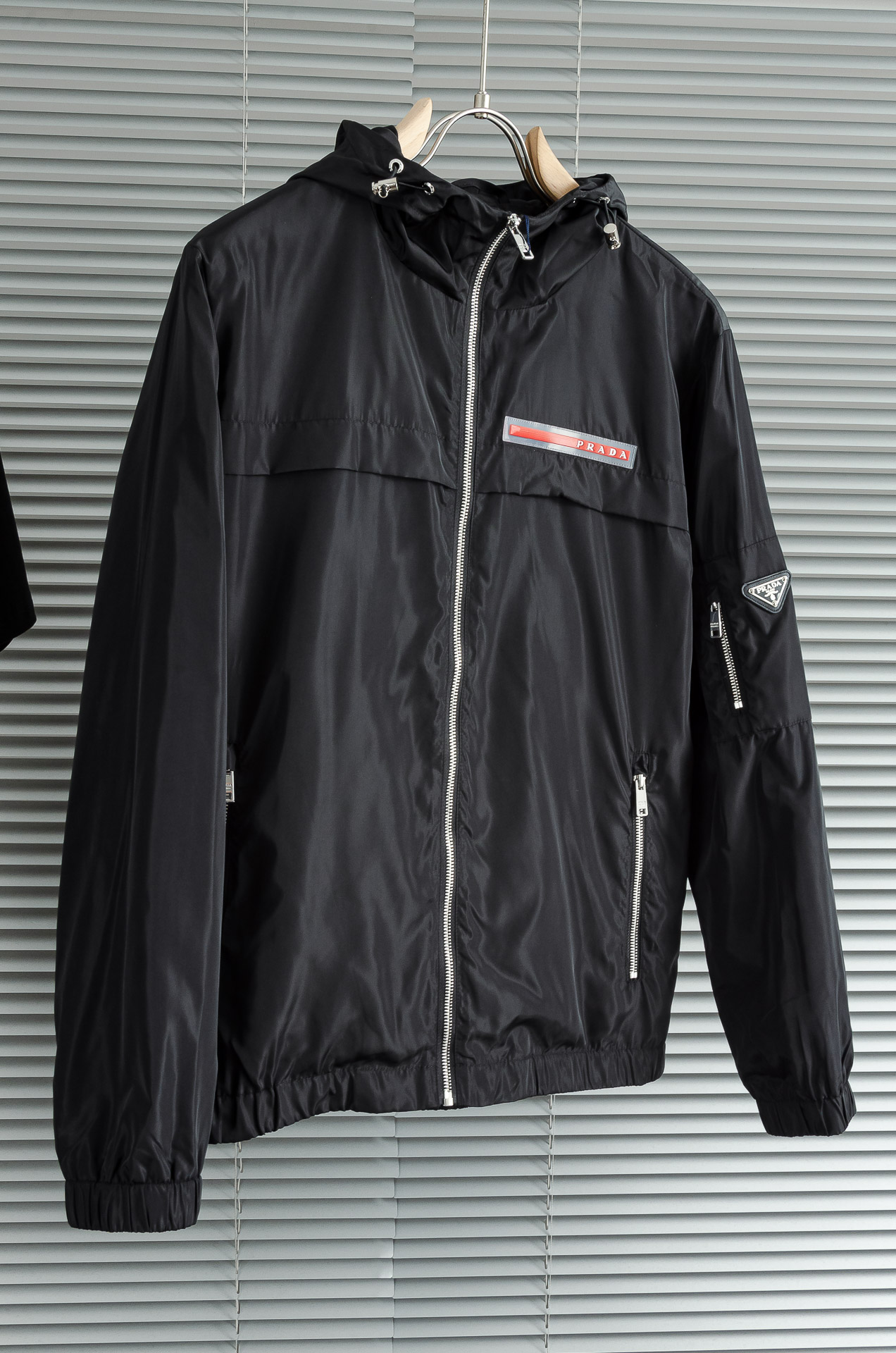 Pra*da 普拉达真标防伪芯片系列#连帽防水夹克外套，同步官网发售！原厂代工出品，该款夹克外层超柔聚酯