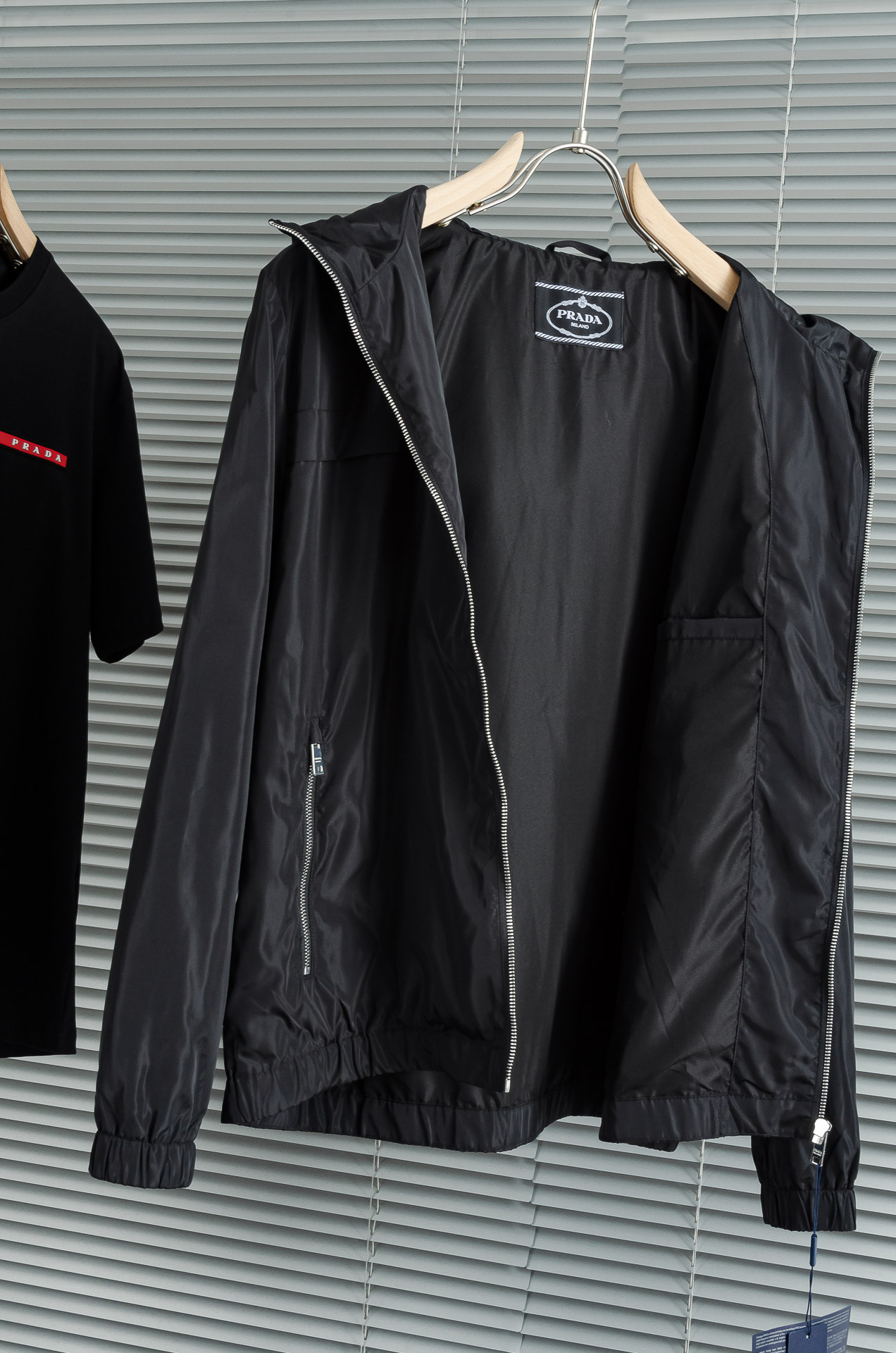 Pra*da 普拉达真标防伪芯片系列#连帽防水夹克外套，同步官网发售！原厂代工出品，该款夹克外层超柔聚酯