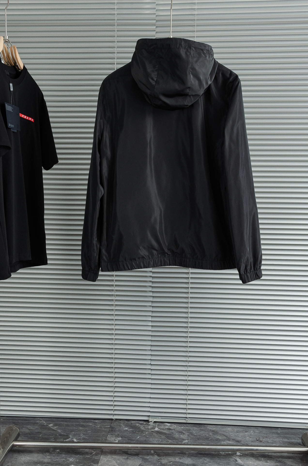 Pra*da 普拉达真标防伪芯片系列#连帽防水夹克外套，同步官网发售！原厂代工出品，该款夹克外层超柔聚酯