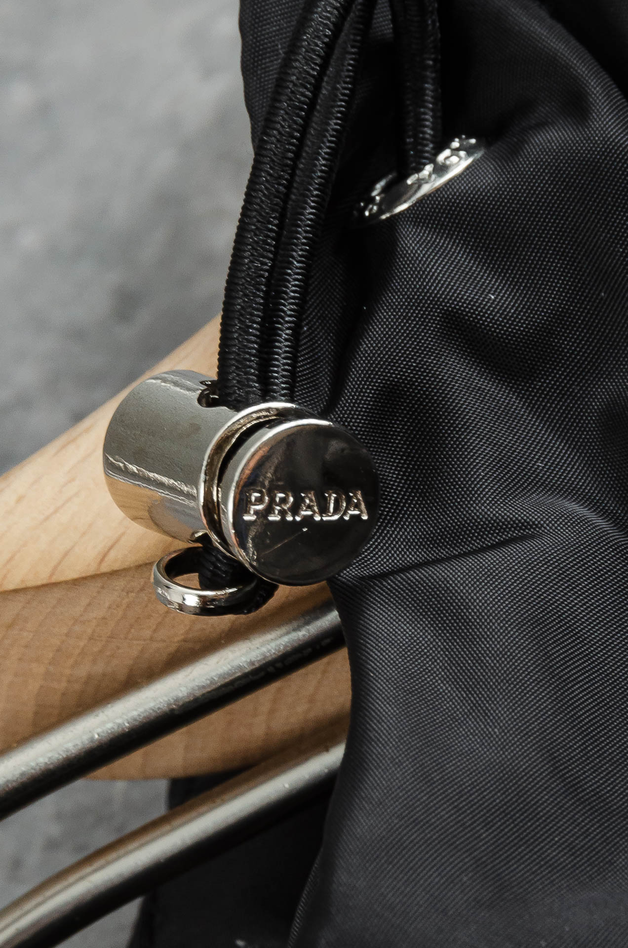 Pra*da 普拉达真标防伪芯片系列#连帽防水夹克外套，同步官网发售！原厂代工出品，该款夹克外层超柔聚酯